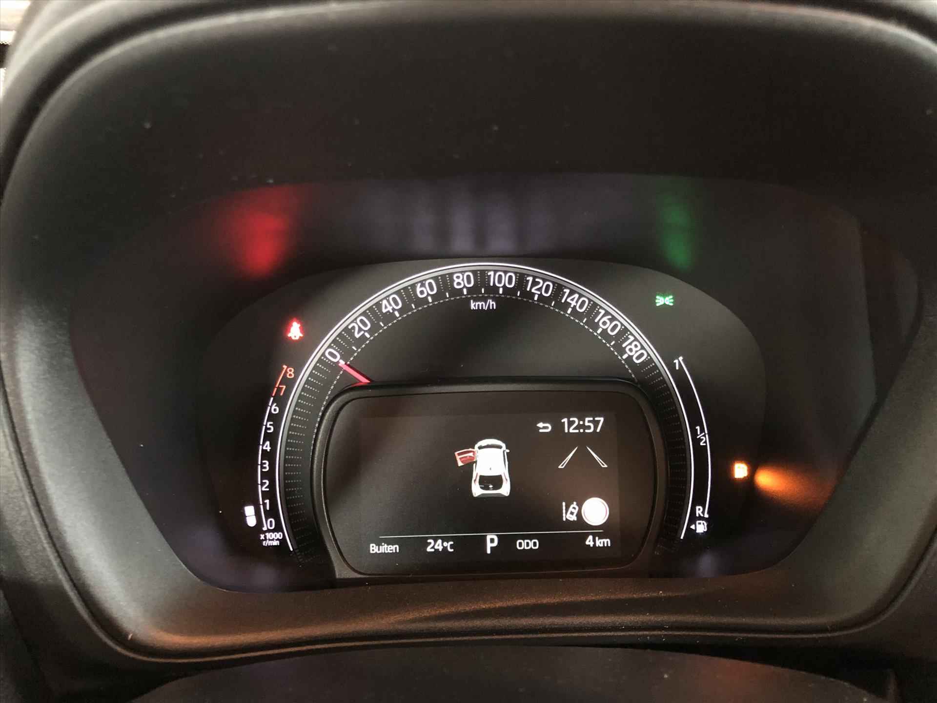 Toyota Aygo X 1.0 VVT-i S-CVT Pulse Bi-Tone | Smart Connect, Stoelverwarming, Apple CarPlay/Android Auto, Parkeercamera, 17 inch - 30/37