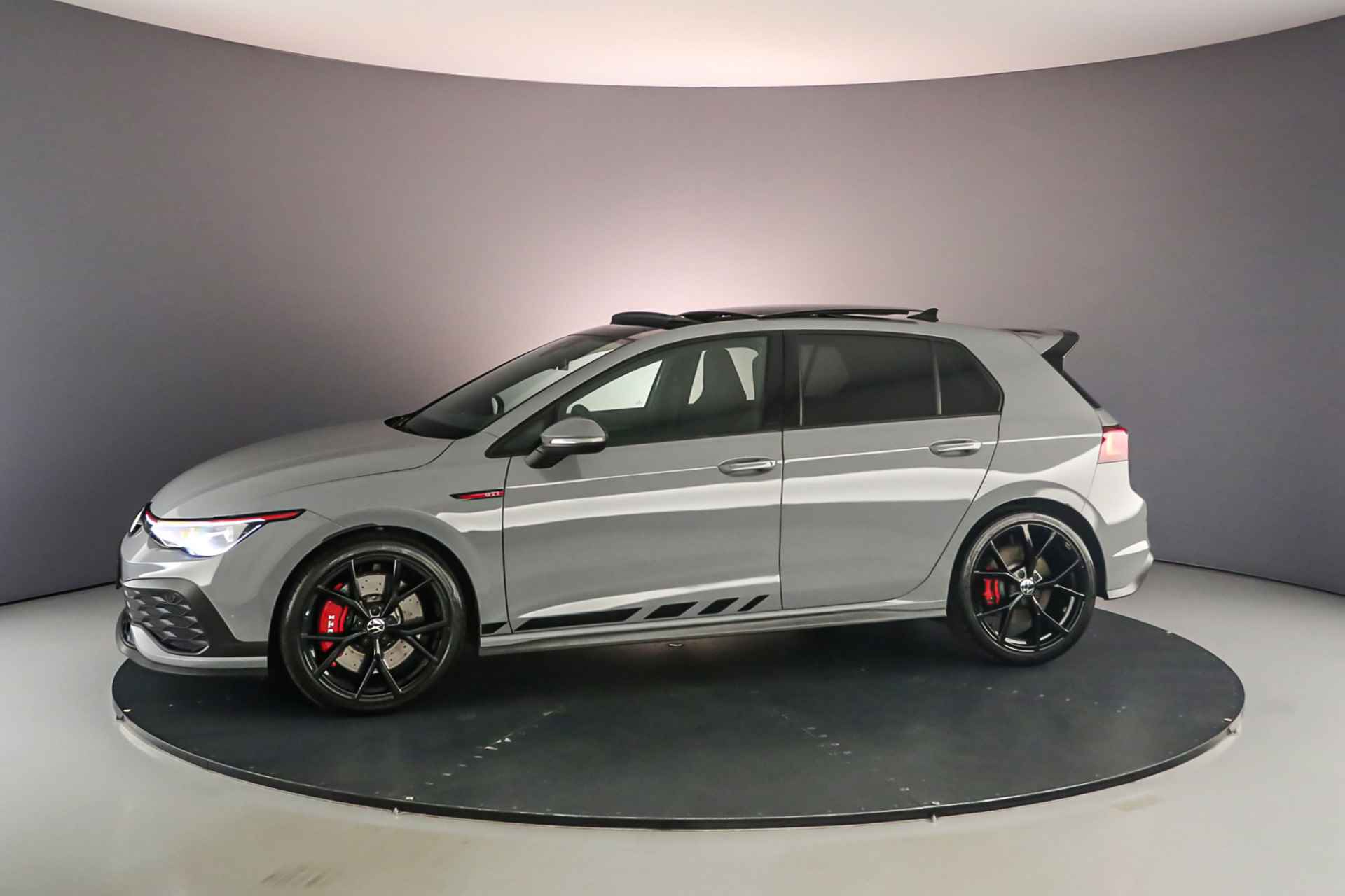 Volkswagen Golf GTI Clubsport 2.0 TSI 300pk DSG Automaat Panoramadak, Adaptive cruise control, LED matrix koplampen, Navigatie, Stuurwiel verwarmd, Parkeersensoren, Stoelverwarming, 19 inch velgen, App connect - 2/47