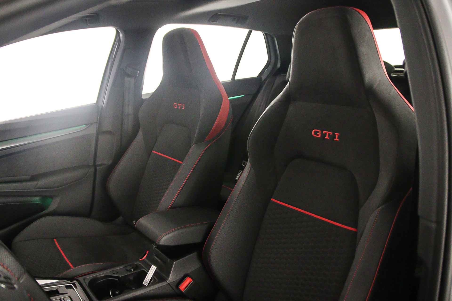 Volkswagen Golf GTI Clubsport 2.0 TSI 300pk DSG Automaat Panoramadak, Adaptive cruise control, LED matrix koplampen, Navigatie, Stuurwiel verwarmd, Parkeersensoren, Stoelverwarming, 19 inch velgen, App connect - 4/47