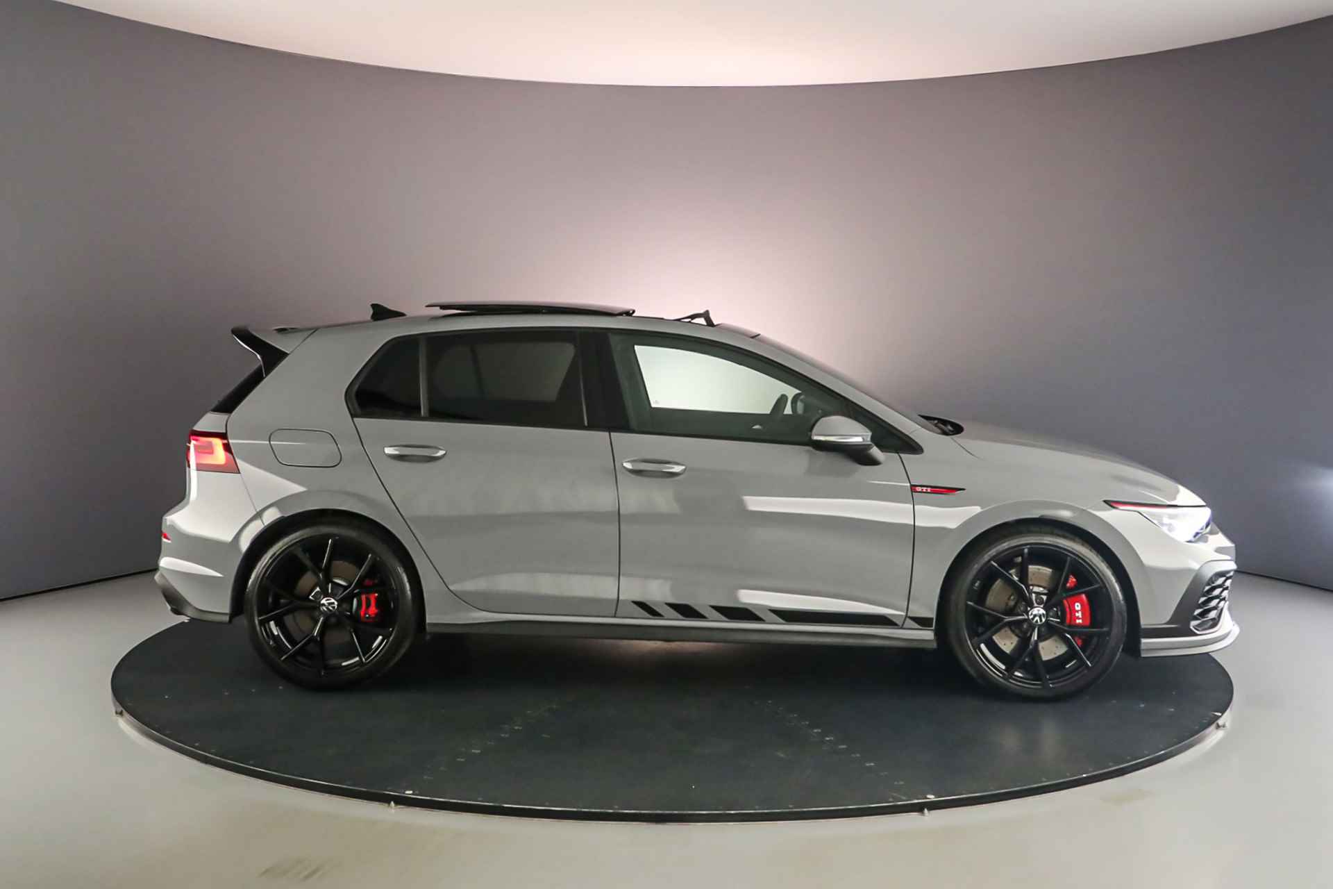 Volkswagen Golf GTI Clubsport 2.0 TSI 300pk DSG Automaat Panoramadak, Adaptive cruise control, LED matrix koplampen, Navigatie, Stuurwiel verwarmd, Parkeersensoren, Stoelverwarming, 19 inch velgen, App connect - 7/47