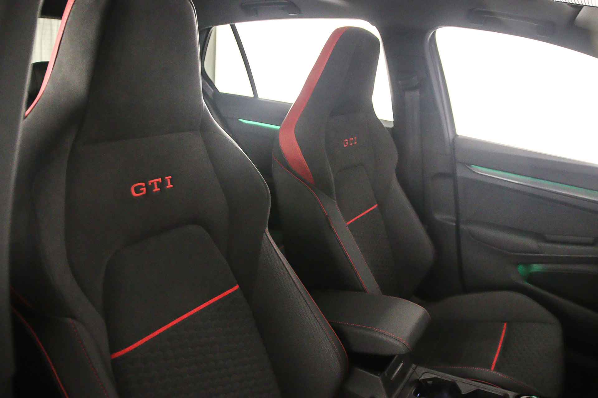 Volkswagen Golf GTI Clubsport 2.0 TSI 300pk DSG Automaat Panoramadak, Adaptive cruise control, LED matrix koplampen, Navigatie, Stuurwiel verwarmd, Parkeersensoren, Stoelverwarming, 19 inch velgen, App connect - 45/47