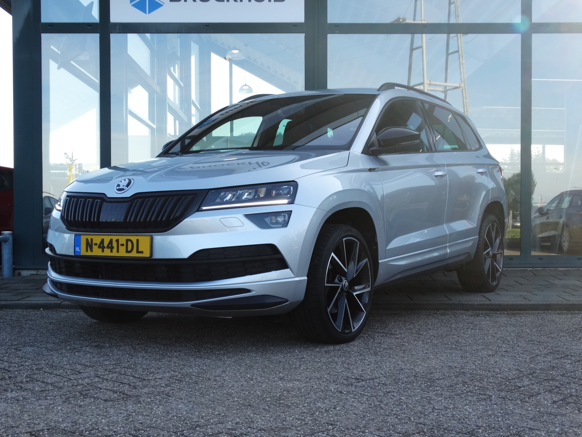 Škoda Karoq 1.5 TSI ACT Sportline Business | Achteruitrijcamera | Navigatie | Stoel + stuur + voorruit verwarming | Trekhaak