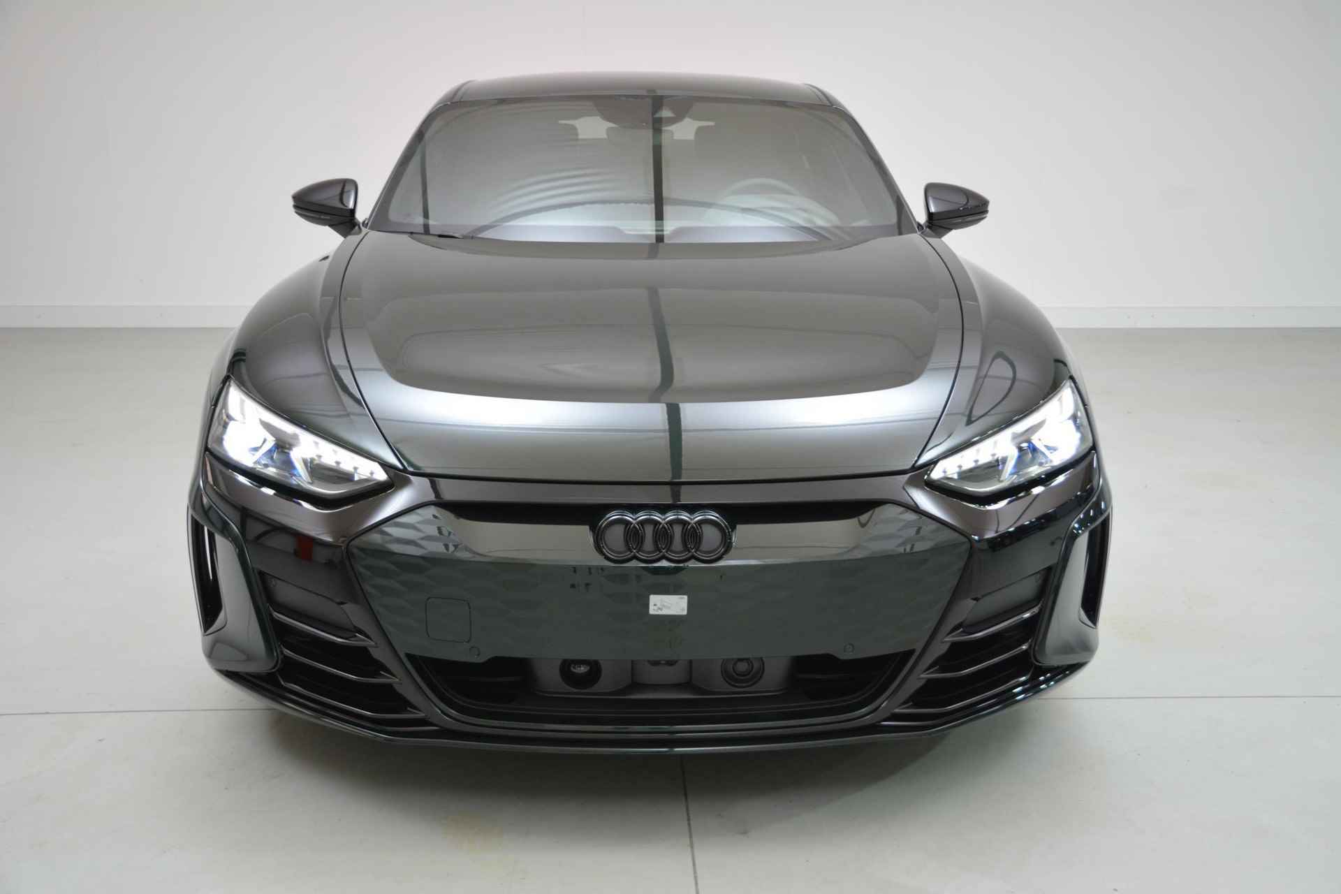 Audi e-tron GT GT Competition 93 kWh 476 PK | Nieuw | NU VAN € 143.900,00 VOOR € 123.900,00!!!! | UNIEKE KLEUR TIEFGRUN ENIGE IN NL!!! | Navigatie | Maxtrix-Laser koplampen | 360 camera | Autonome parkeerfunctie | Dynamische vierwielbesturing | Dodehoek detectie | Glazen panoramadak | Head-up display | Dynamiekpakket plus | Audi virtual cockpit plus | Stoelverwarming voor en achter | Lichtpakket plus ambient light | Optiekpakket zwart plus - 2/30