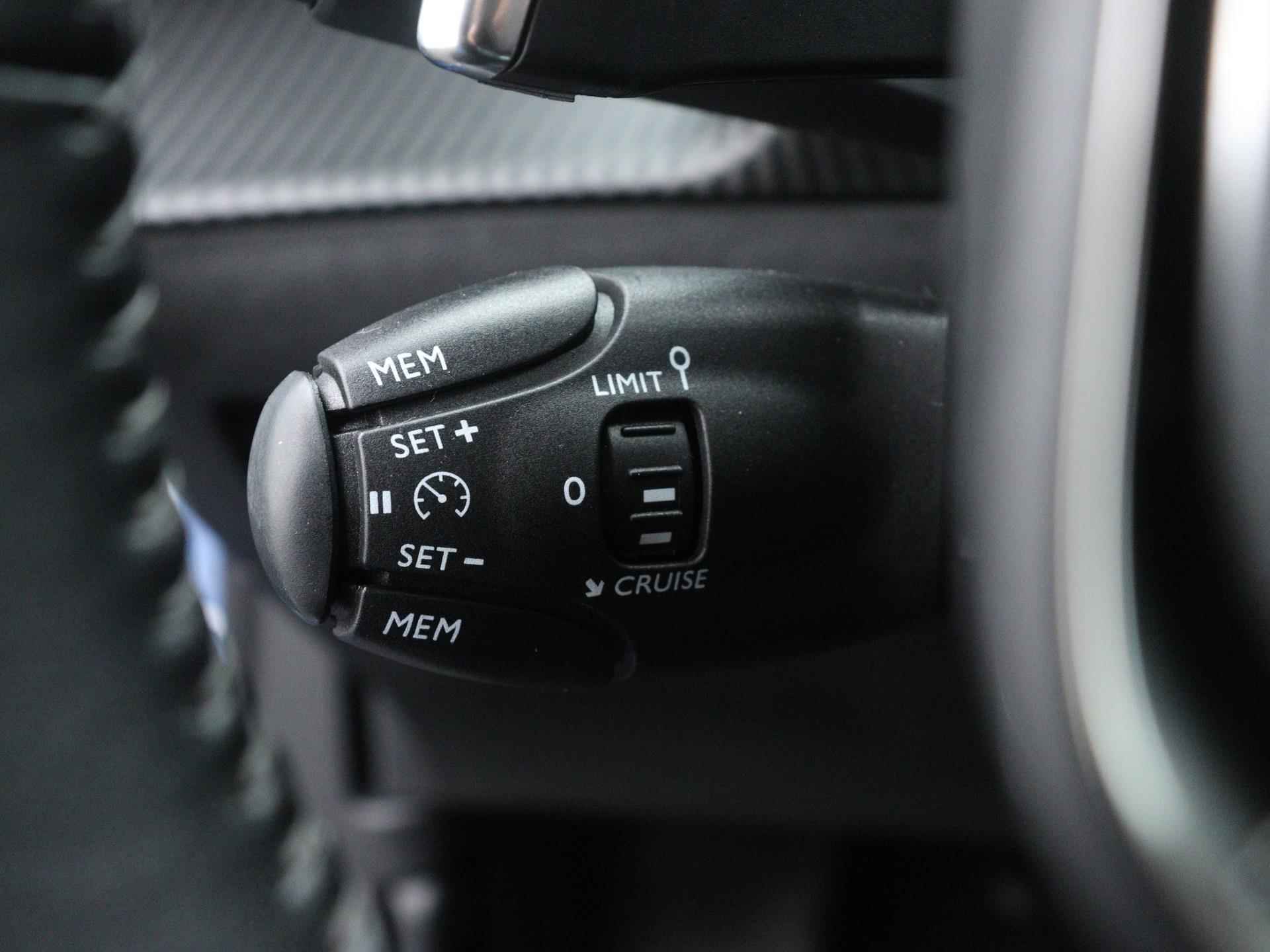 Peugeot 2008 Allure 130pk Automaat | Navigatie | Camera | Climate Control | Licht Metalen Velgen 17"| Apple Carplay/Android Auto - 26/34