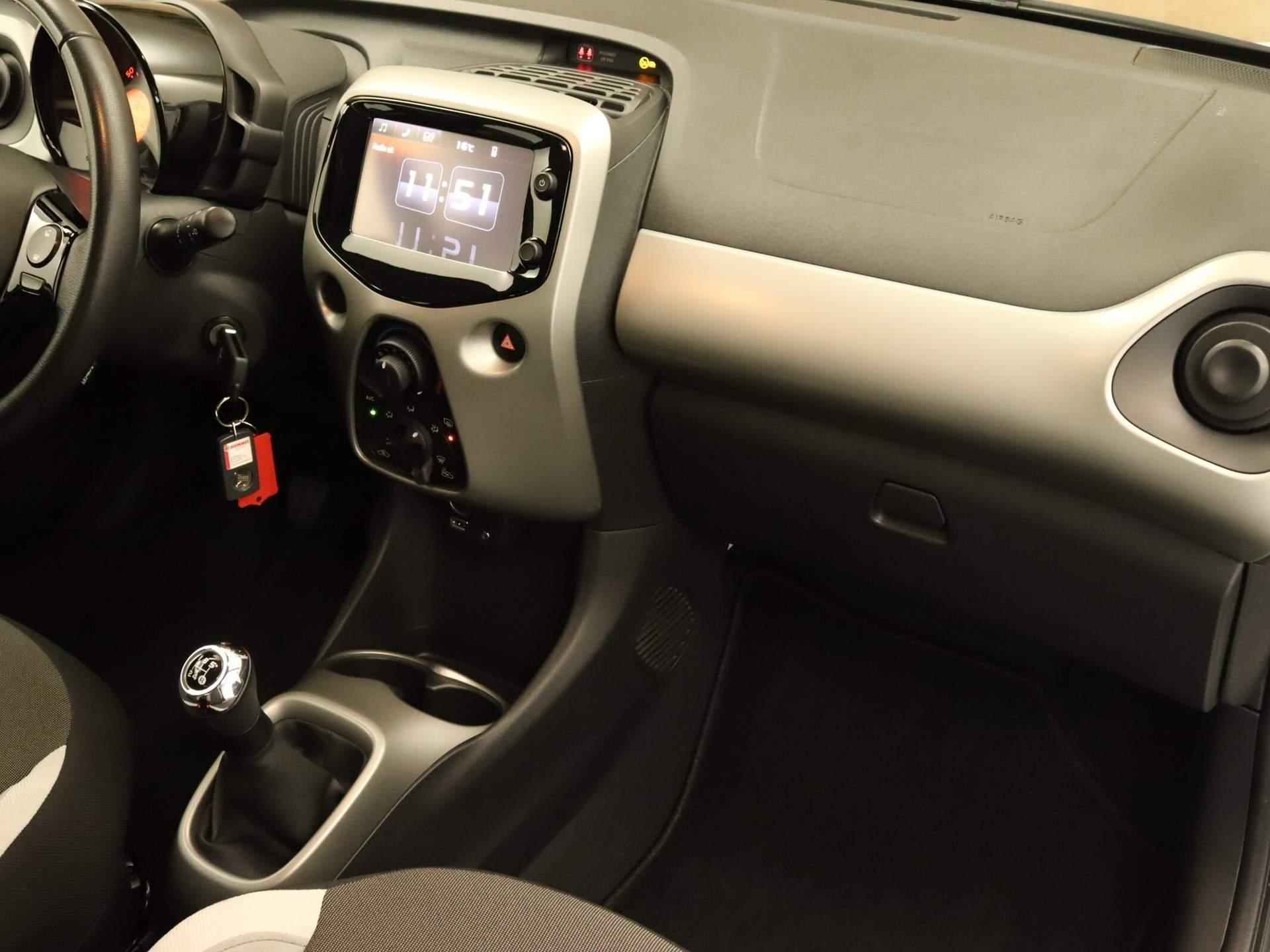 Toyota Aygo 1.0 VVT-i x-play - ORIGINEEL NEDERLANDSE AUTO - NAVIGATIE - ACHTERUITRIJ CAMERA - MULTIMEDIA VOORBEREIDING - 5/33