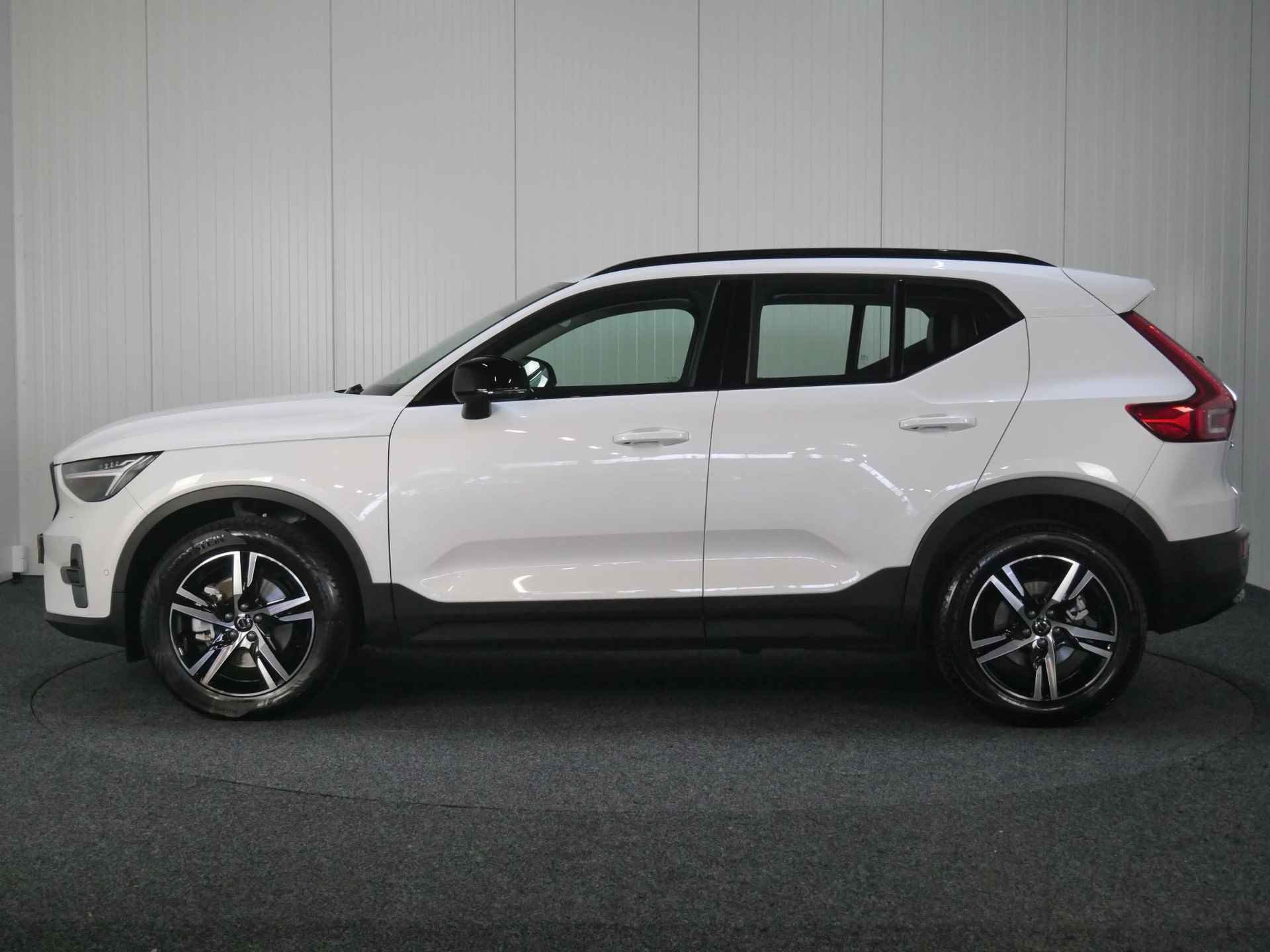 Volvo XC40 B3 AUT7 163PK Plus Dark, Adaptieve Cruise Control, Pilot Assist, Harman/Kardon Audiosysteem, Lederen bekleding, DAB+, Grootlicht assistent, Keyless entry/ start, Verwarmbare Voorruit, Trekhaak - 2/46