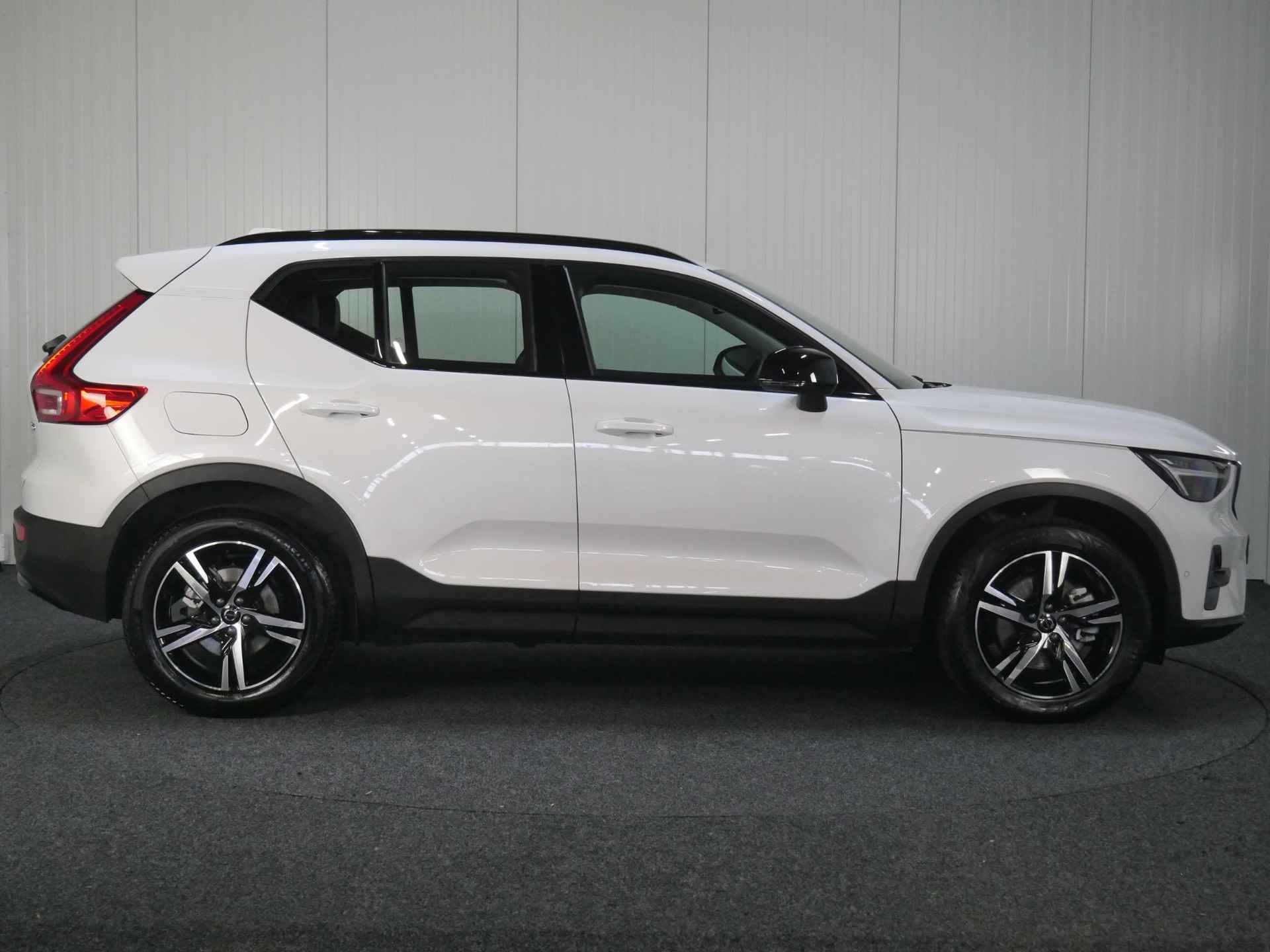 Volvo XC40 B3 AUT7 163PK Plus Dark, Adaptieve Cruise Control, Pilot Assist, Harman/Kardon Audiosysteem, Lederen bekleding, DAB+, Grootlicht assistent, Keyless entry/ start, Verwarmbare Voorruit, Trekhaak - 8/46