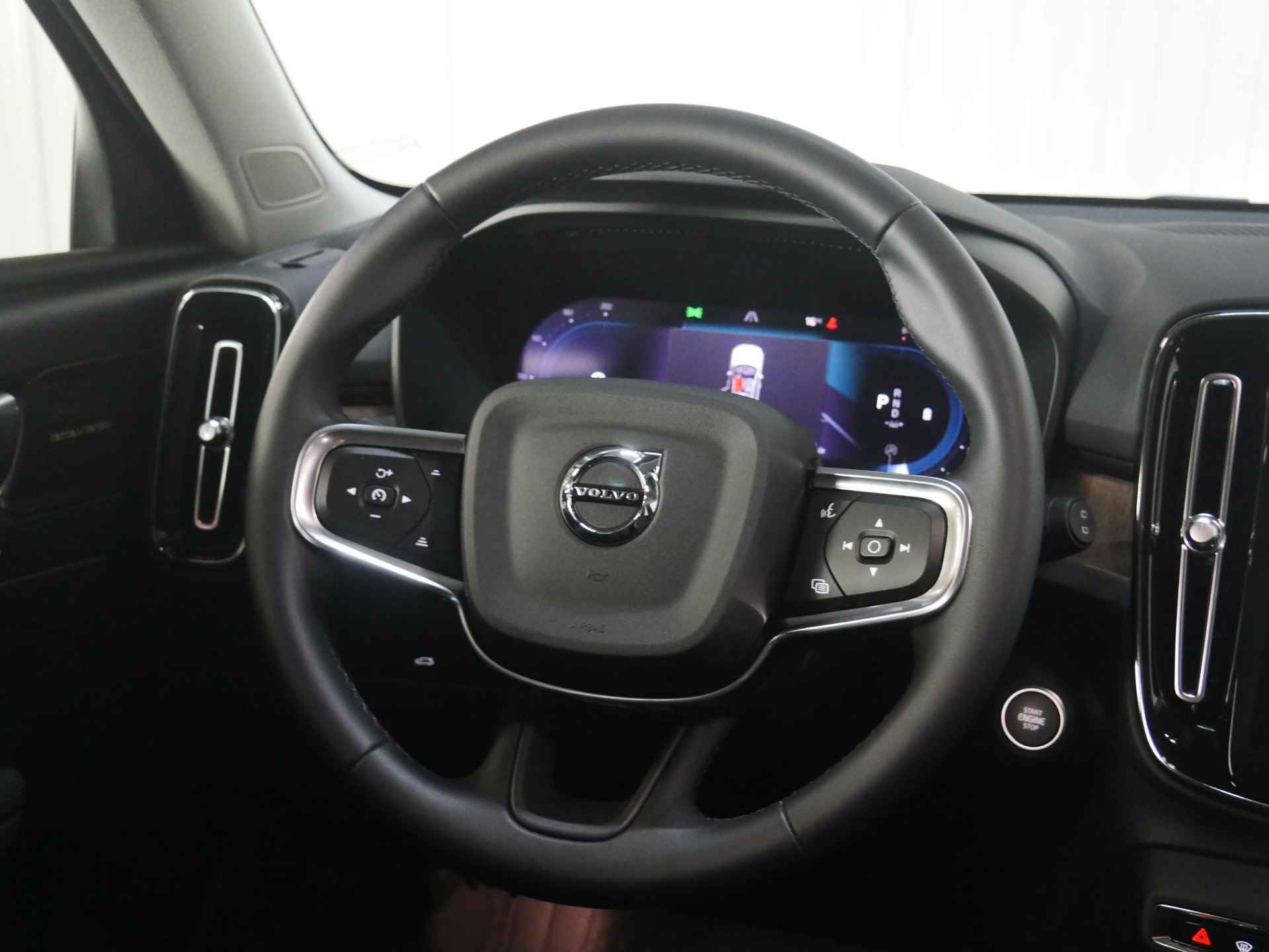 Volvo XC40 B3 AUT7 163PK Plus Dark, Adaptieve Cruise Control, Pilot Assist, Harman/Kardon Audiosysteem, Lederen bekleding, DAB+, Grootlicht assistent, Keyless entry/ start, Verwarmbare Voorruit, Trekhaak - 24/46