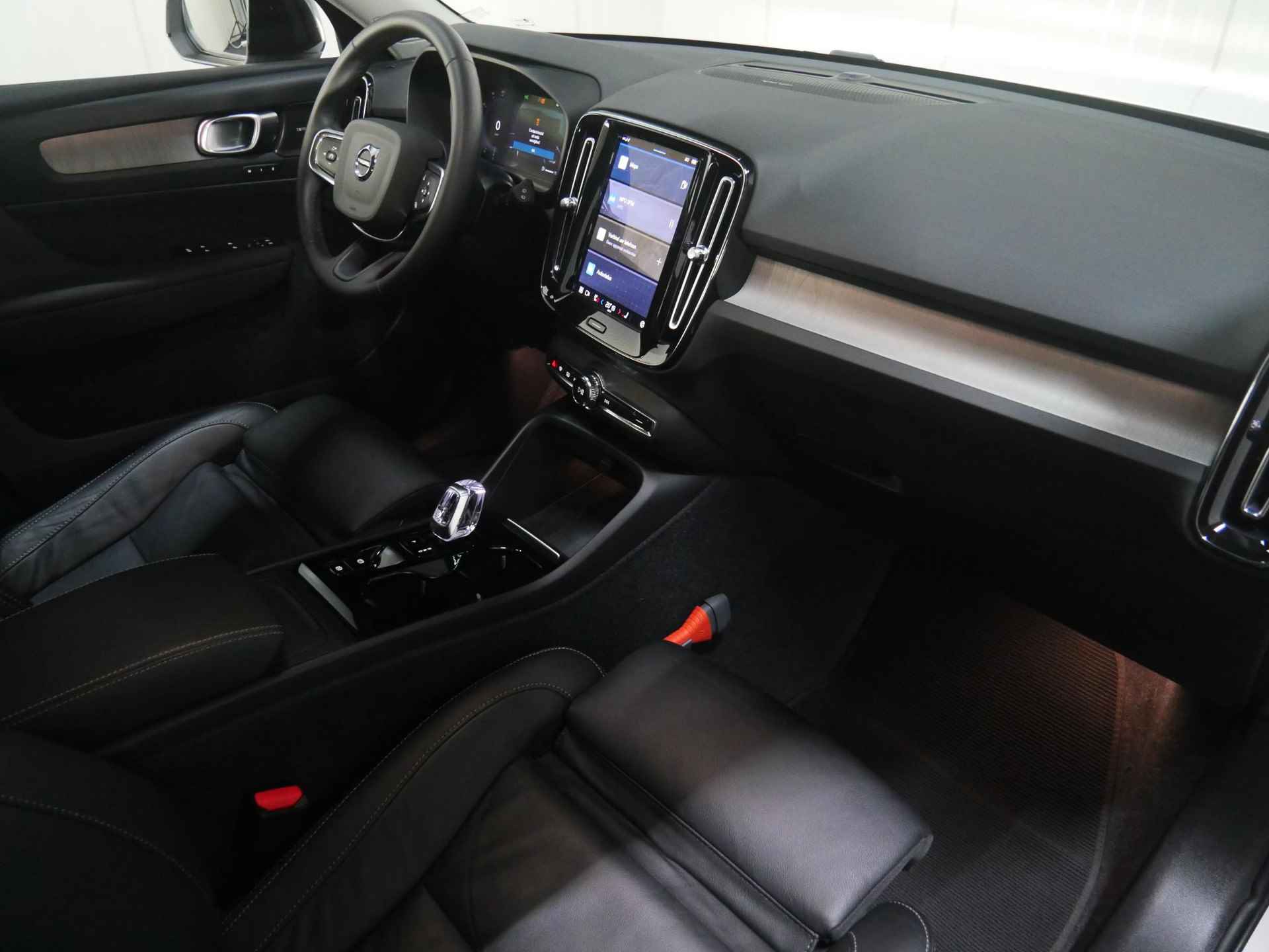 Volvo XC40 B3 AUT7 163PK Plus Dark, Adaptieve Cruise Control, Pilot Assist, Harman/Kardon Audiosysteem, Lederen bekleding, DAB+, Grootlicht assistent, Keyless entry/ start, Verwarmbare Voorruit, Trekhaak - 27/46