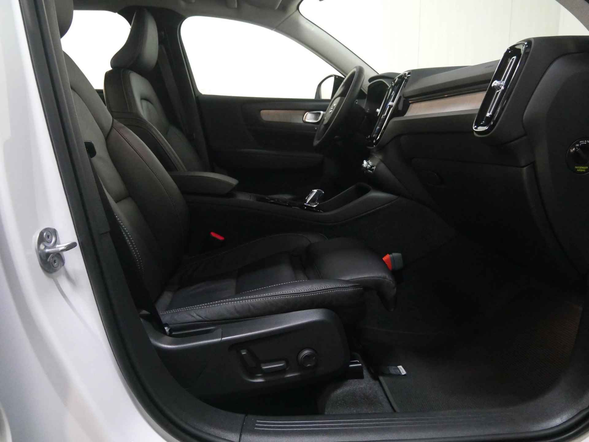 Volvo XC40 B3 AUT7 163PK Plus Dark, Adaptieve Cruise Control, Pilot Assist, Harman/Kardon Audiosysteem, Lederen bekleding, DAB+, Grootlicht assistent, Keyless entry/ start, Verwarmbare Voorruit, Trekhaak - 28/46