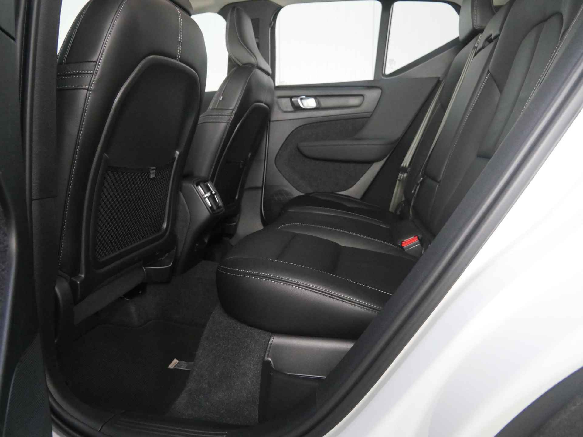 Volvo XC40 B3 AUT7 163PK Plus Dark, Adaptieve Cruise Control, Pilot Assist, Harman/Kardon Audiosysteem, Lederen bekleding, DAB+, Grootlicht assistent, Keyless entry/ start, Verwarmbare Voorruit, Trekhaak - 40/46