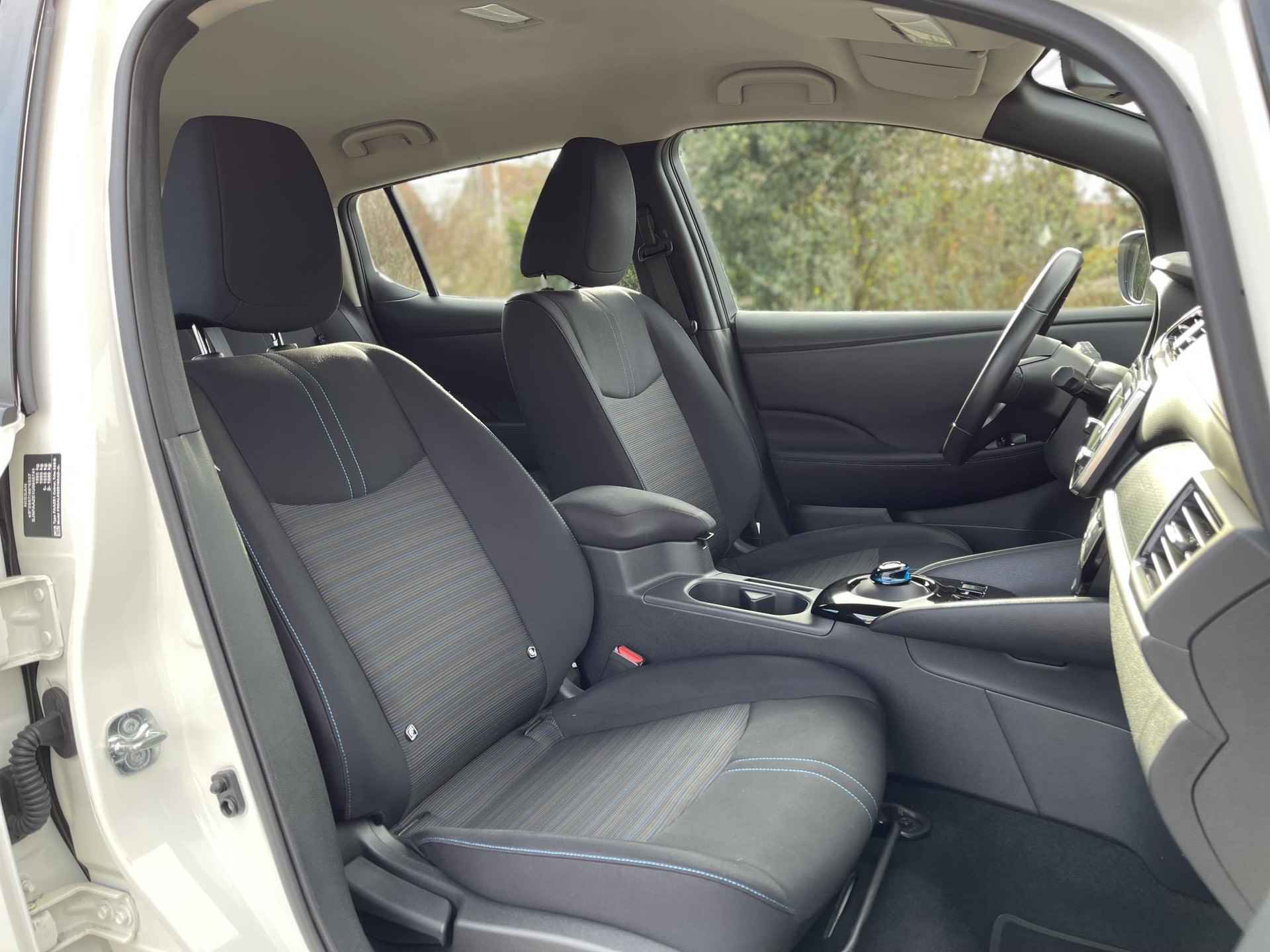 Nissan LEAF Acenta 40 kWh *SUBSIDIE MOGELIJK* | Navigatie | Camera | Adapt. Cruise Control | Apple Carplay/Android Auto | Keyless Entry | Dodehoek Detectie | Rijklaarprijs! - 11/26