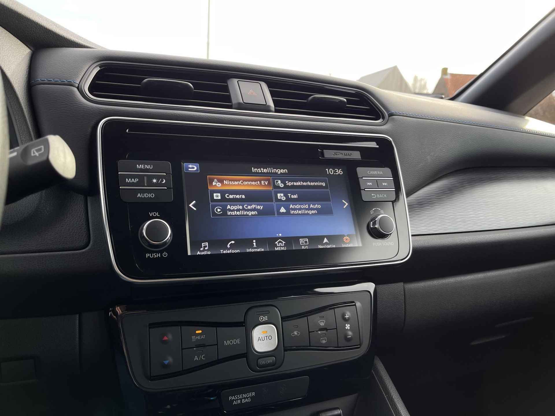 Nissan LEAF Acenta 40 kWh *SUBSIDIE MOGELIJK* | Navigatie | Camera | Adapt. Cruise Control | Apple Carplay/Android Auto | Keyless Entry | Dodehoek Detectie | Rijklaarprijs! - 17/26