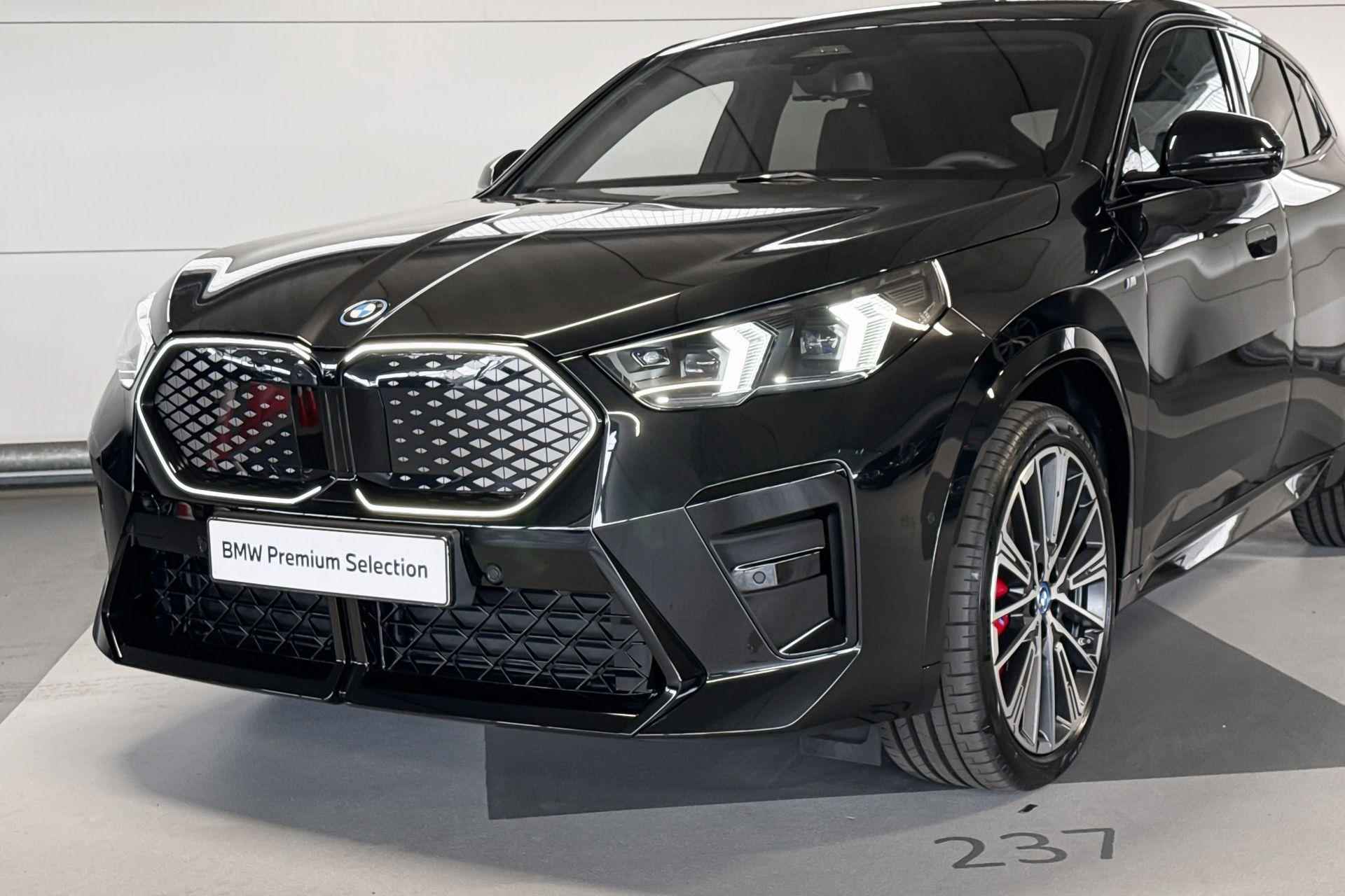 BMW iX2 eDrive20 67kWh | M Sportpakket Pro | Trekhaak met elektrisch wegklapbare kogel - 22/23