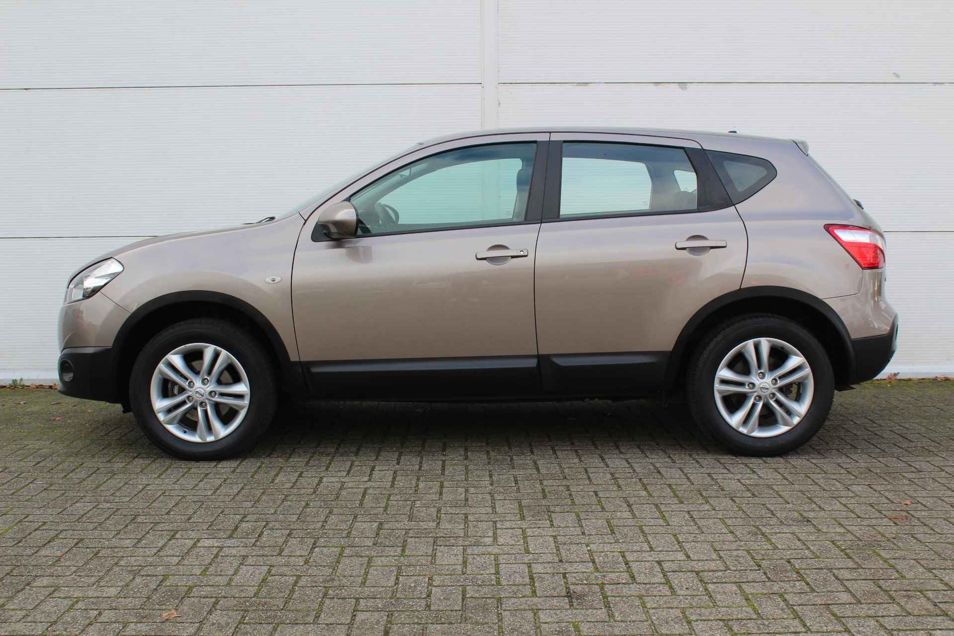 Nissan Qashqai 1.6 Acenta / Trekhaak (1200 KG) / Dealer Onderhouden / Climate Control / Cruise Control / Parkeersensoren Achter / - 8/32