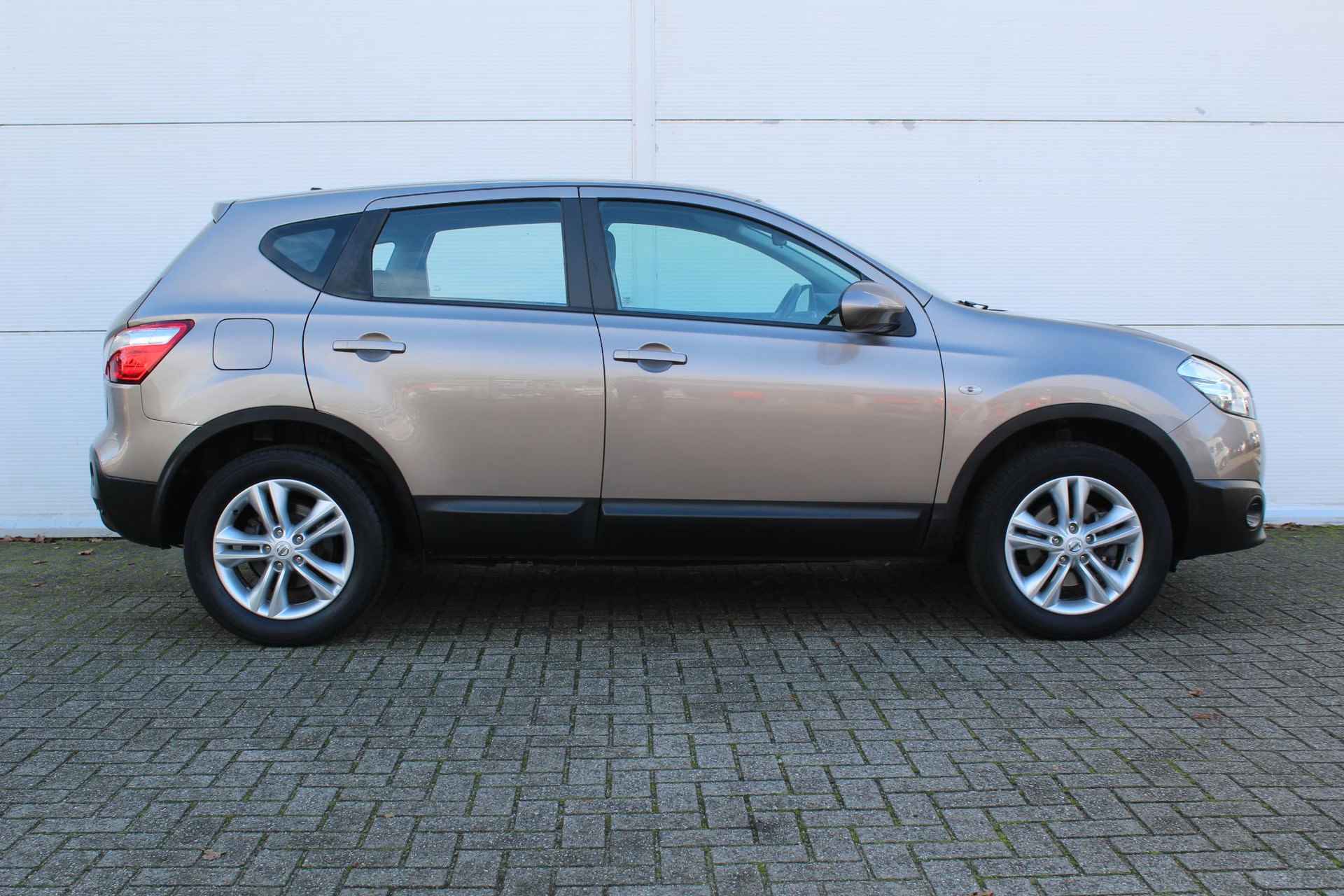 Nissan Qashqai 1.6 Acenta / Trekhaak (1200 KG) / Dealer Onderhouden / Climate Control / Cruise Control / Parkeersensoren Achter / - 16/32