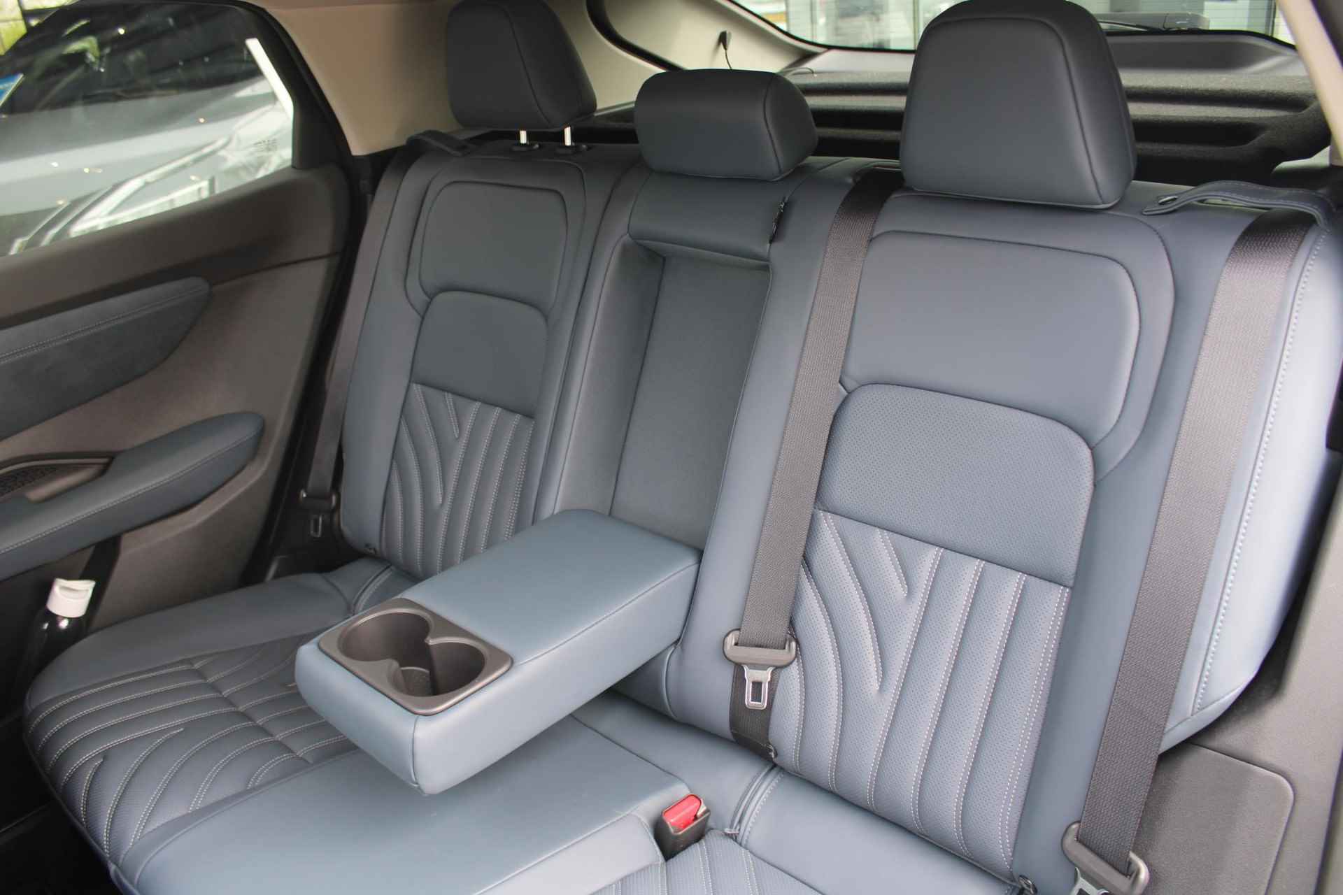 Nissan Ariya e-4ORCE Evolve 91 kWh 306PK AUTOMAAT | Schuif/Kantel dak | 360-Camera | Parkeersensoren | Adaptive cruise control | Stoelwarwarming voor/achter | Stuur/Voorruitverwarming | Elektrische voorstoelen met geheugen | Elektrische achterklep | Head-up display | Navigatie | - 32/80