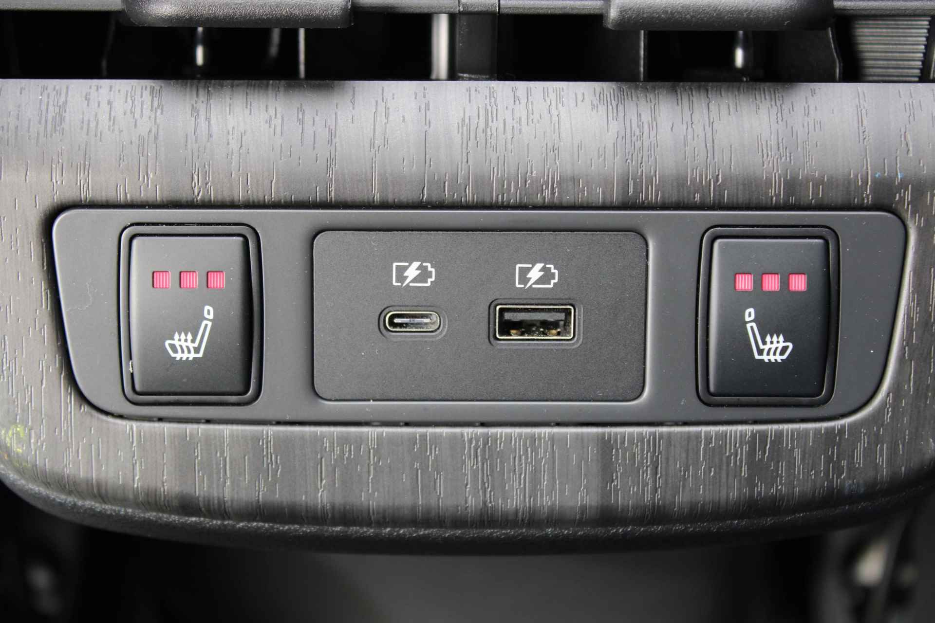 Nissan Ariya e-4ORCE Evolve 91 kWh 306PK AUTOMAAT | Schuif/Kantel dak | 360-Camera | Parkeersensoren | Adaptive cruise control | Stoelwarwarming voor/achter | Stuur/Voorruitverwarming | Elektrische voorstoelen met geheugen | Elektrische achterklep | Head-up display | Navigatie | - 33/80