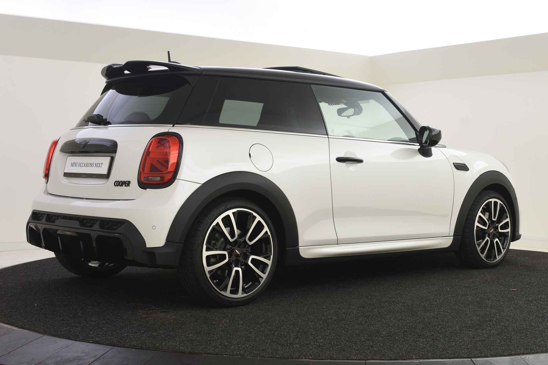 MINI Hatchback Cooper JCW Rockingham GT Automaat / Panoramadak / Achteruitrijcamera / Adaptief onderstel / Head-Up / Verwarmd stuurwiel / Stoelverwarming / Adaptieve LED / Park Assistant - 3/36