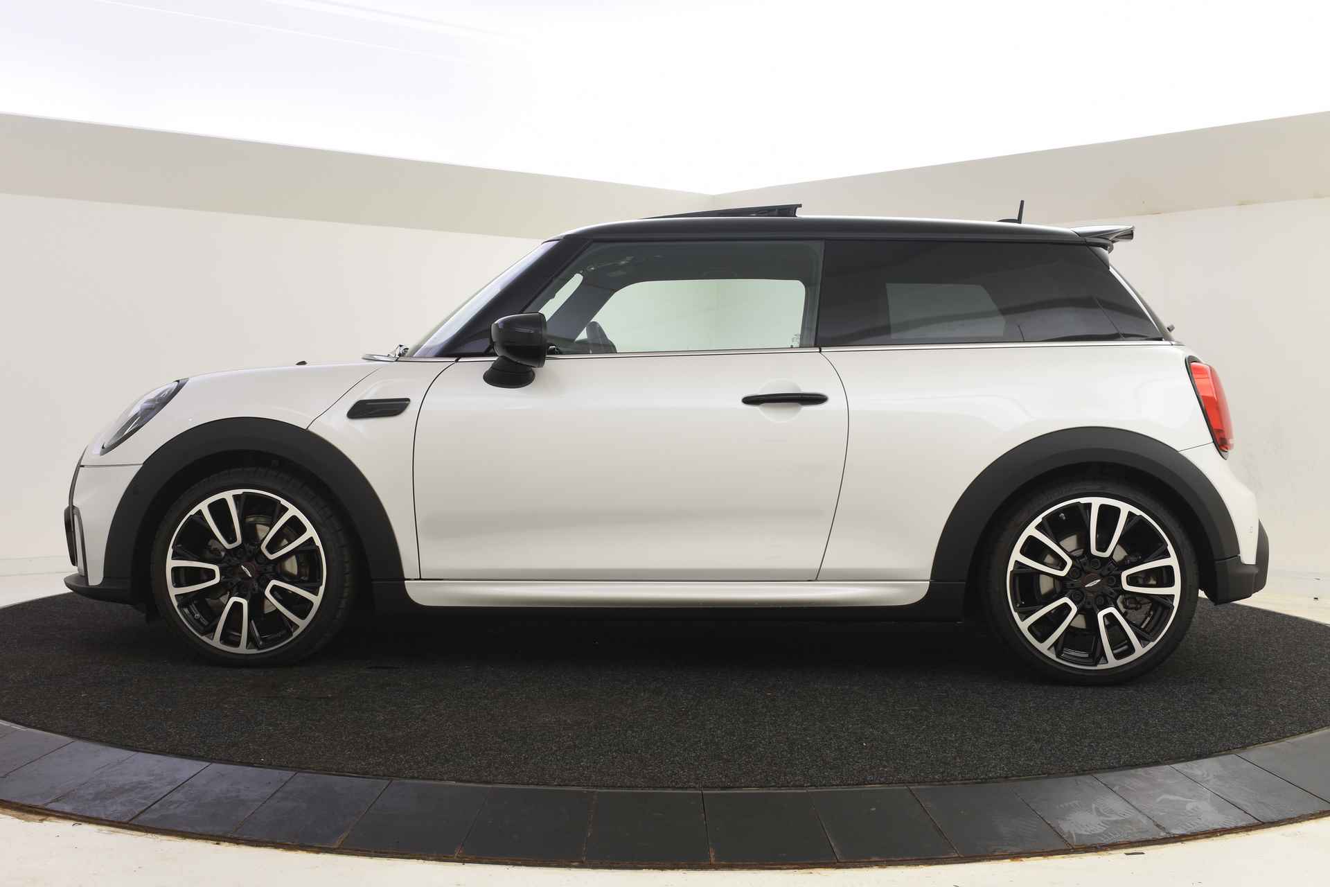 MINI Hatchback Cooper JCW Rockingham GT Automaat / Panoramadak / Achteruitrijcamera / Adaptief onderstel / Head-Up / Verwarmd stuurwiel / Stoelverwarming / Adaptieve LED / Park Assistant - 4/36