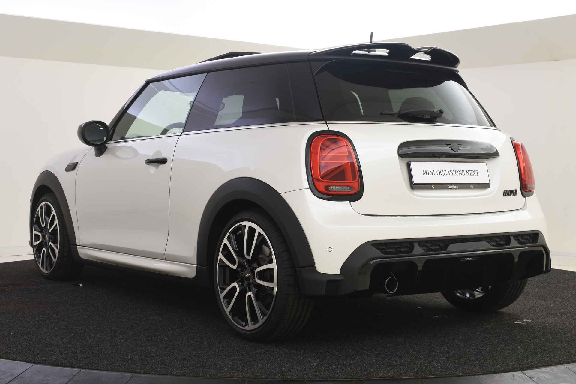 MINI Hatchback Cooper JCW Rockingham GT Automaat / Panoramadak / Achteruitrijcamera / Adaptief onderstel / Head-Up / Verwarmd stuurwiel / Stoelverwarming / Adaptieve LED / Park Assistant - 13/36