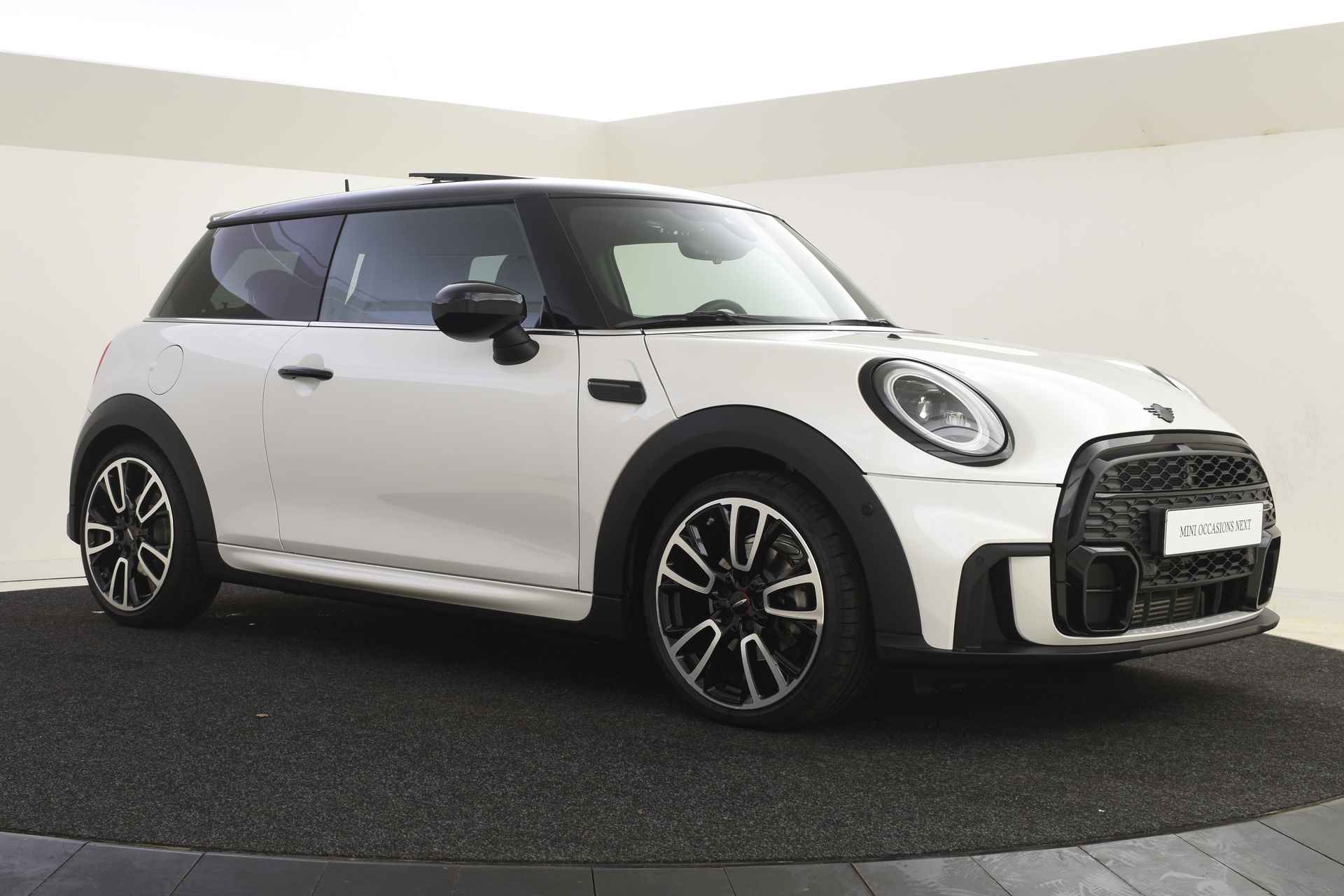 MINI Hatchback Cooper JCW Rockingham GT Automaat / Panoramadak / Achteruitrijcamera / Adaptief onderstel / Head-Up / Verwarmd stuurwiel / Stoelverwarming / Adaptieve LED / Park Assistant - 23/36