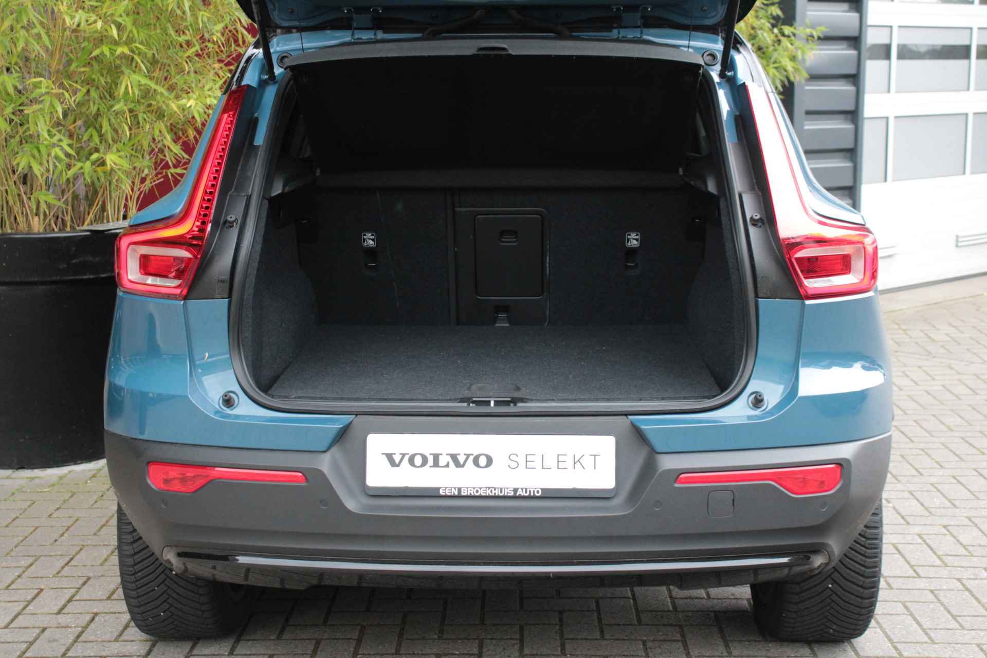 Volvo XC40 Recharge Core 70 kWh | Camera | Stuur- en stoelverwarming | Draadloze telefoonlader | 19" Velgen - 8/20