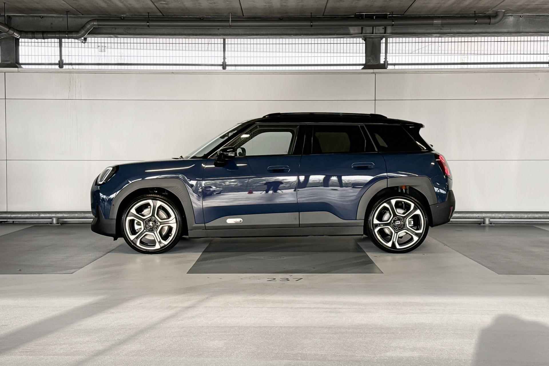 MINI Aceman E Favoured 42.5 kWh | Pakket M | Dak en spiegelkappen in Jetblack - 2/22