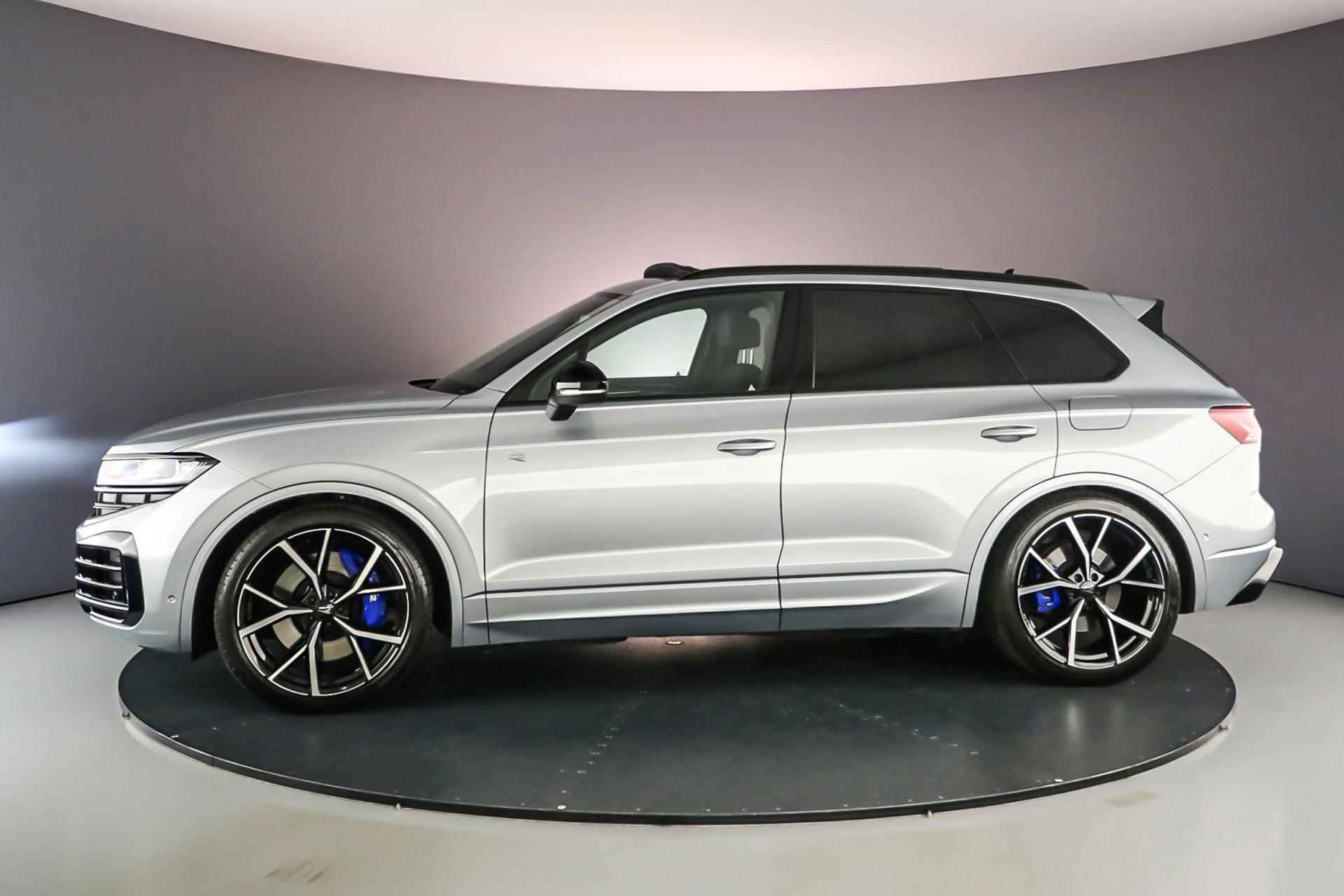 Volkswagen Touareg R 3.0 TSI eHybrid 462pk Tiptronic Trekhaak, Luchtvering, Lederen bekleding, Elektrische achterklep, Panoramadak, Achteruitrijcamera, LED matrix verlichting, Adaptive cruise control, Stuurwiel verwarmd, Parkeer assistent - 2/64