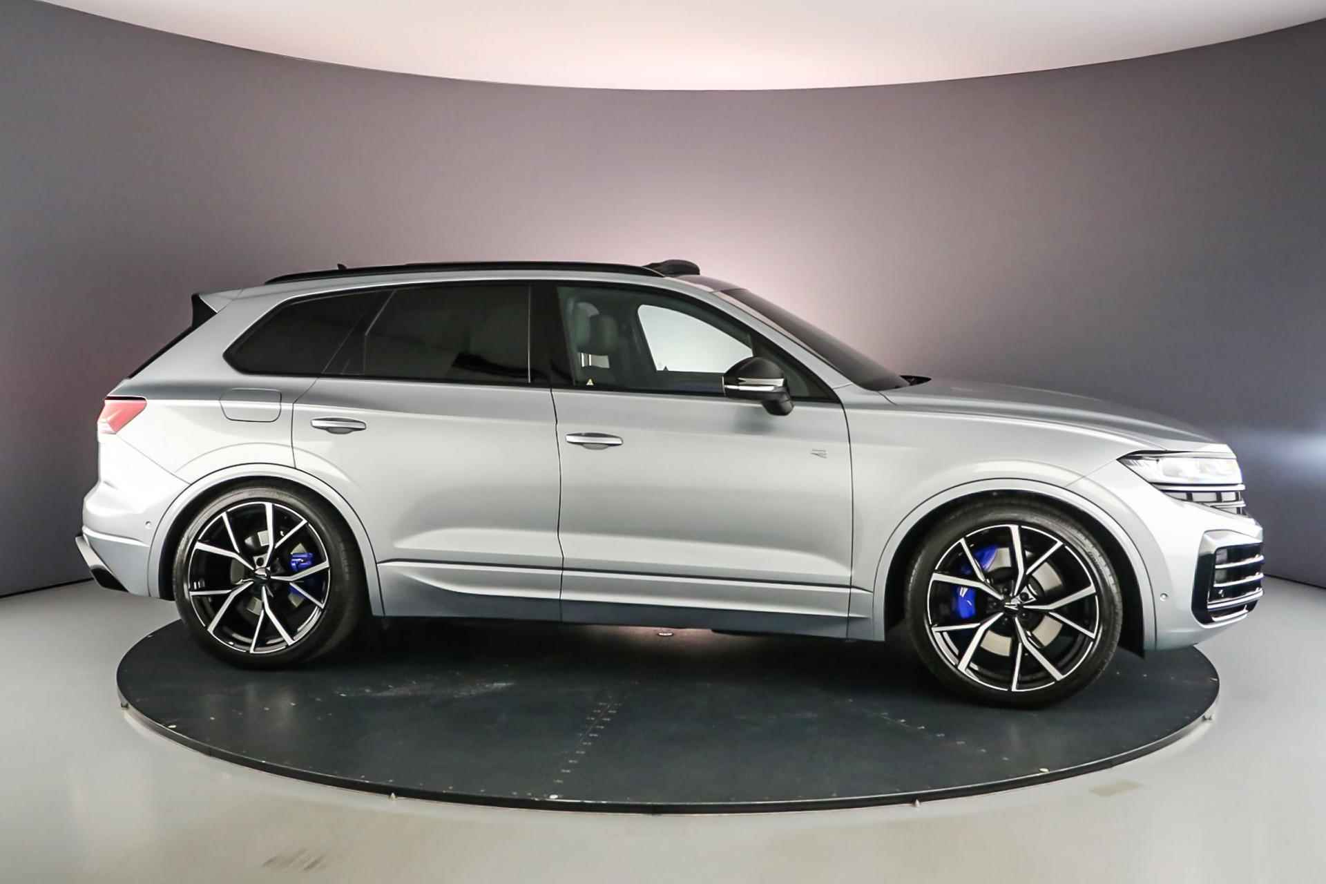 Volkswagen Touareg R 3.0 TSI eHybrid 462pk Tiptronic Trekhaak, Luchtvering, Lederen bekleding, Elektrische achterklep, Panoramadak, Achteruitrijcamera, LED matrix verlichting, Adaptive cruise control, Stuurwiel verwarmd, Parkeer assistent - 7/64