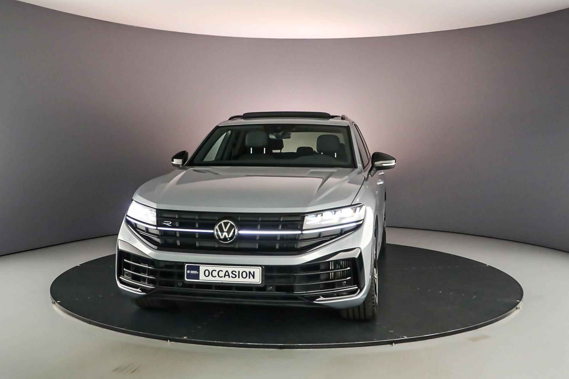 Volkswagen Touareg R 3.0 TSI eHybrid 462pk Tiptronic Trekhaak, Luchtvering, Lederen bekleding, Elektrische achterklep, Panoramadak, Achteruitrijcamera, LED matrix verlichting, Adaptive cruise control, Stuurwiel verwarmd, Parkeer assistent - 9/64