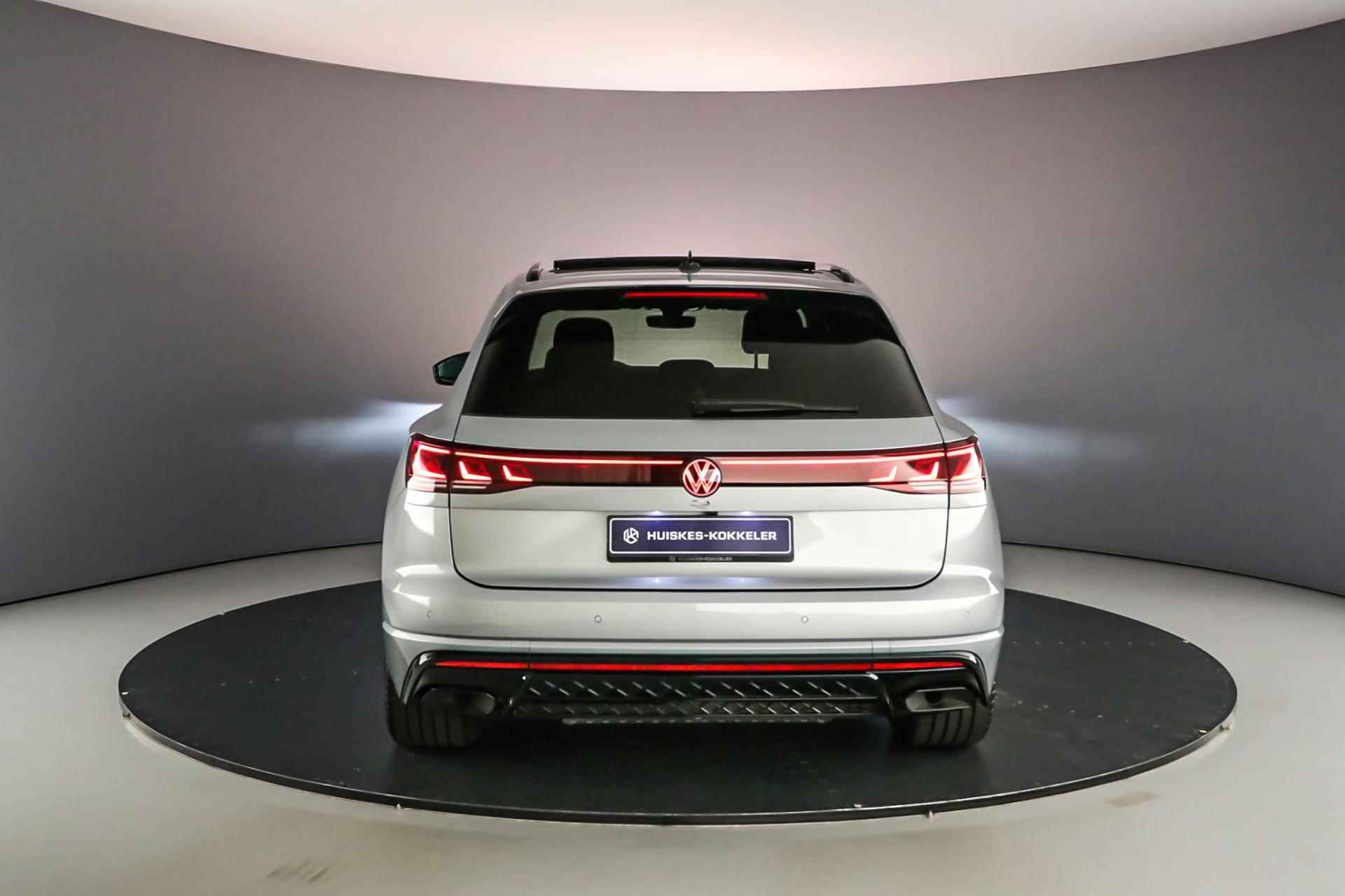 Volkswagen Touareg R 3.0 TSI eHybrid 462pk Tiptronic Trekhaak, Luchtvering, Lederen bekleding, Elektrische achterklep, Panoramadak, Achteruitrijcamera, LED matrix verlichting, Adaptive cruise control, Stuurwiel verwarmd, Parkeer assistent - 10/64