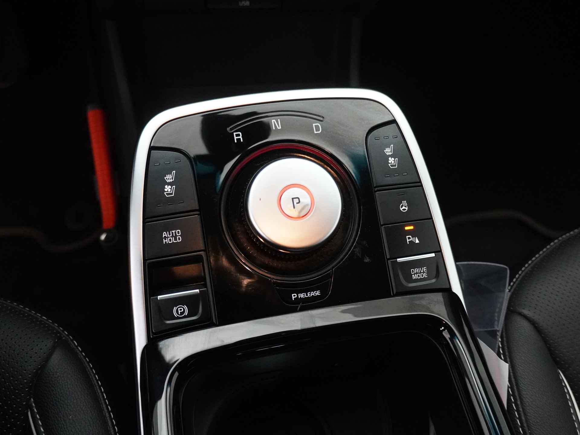 Kia e-Niro ExecutiveLine 64 kWh - Lederen bekleding - LED koplampen - Navigatie - Stoelverwarming + koeling - 12 maanden BOVAG garantie - 31/47