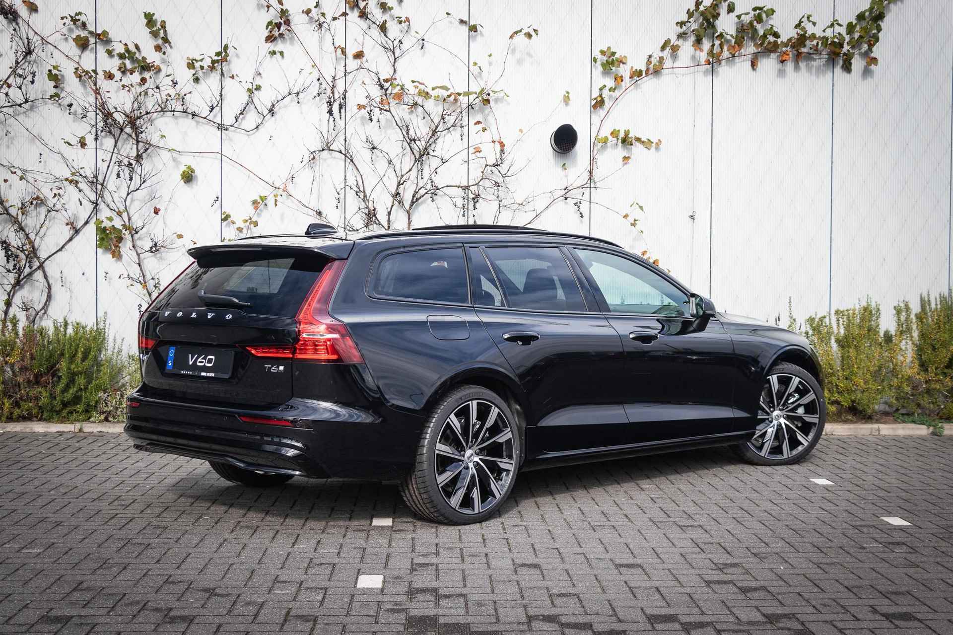 Volvo V60 T6 AWD Plug-in Hybrid Plus Dark  | Harman Kardon audio | Schuif-/kanteldak | Sportstoelen | Adaptieve Cruise Control - 4/26