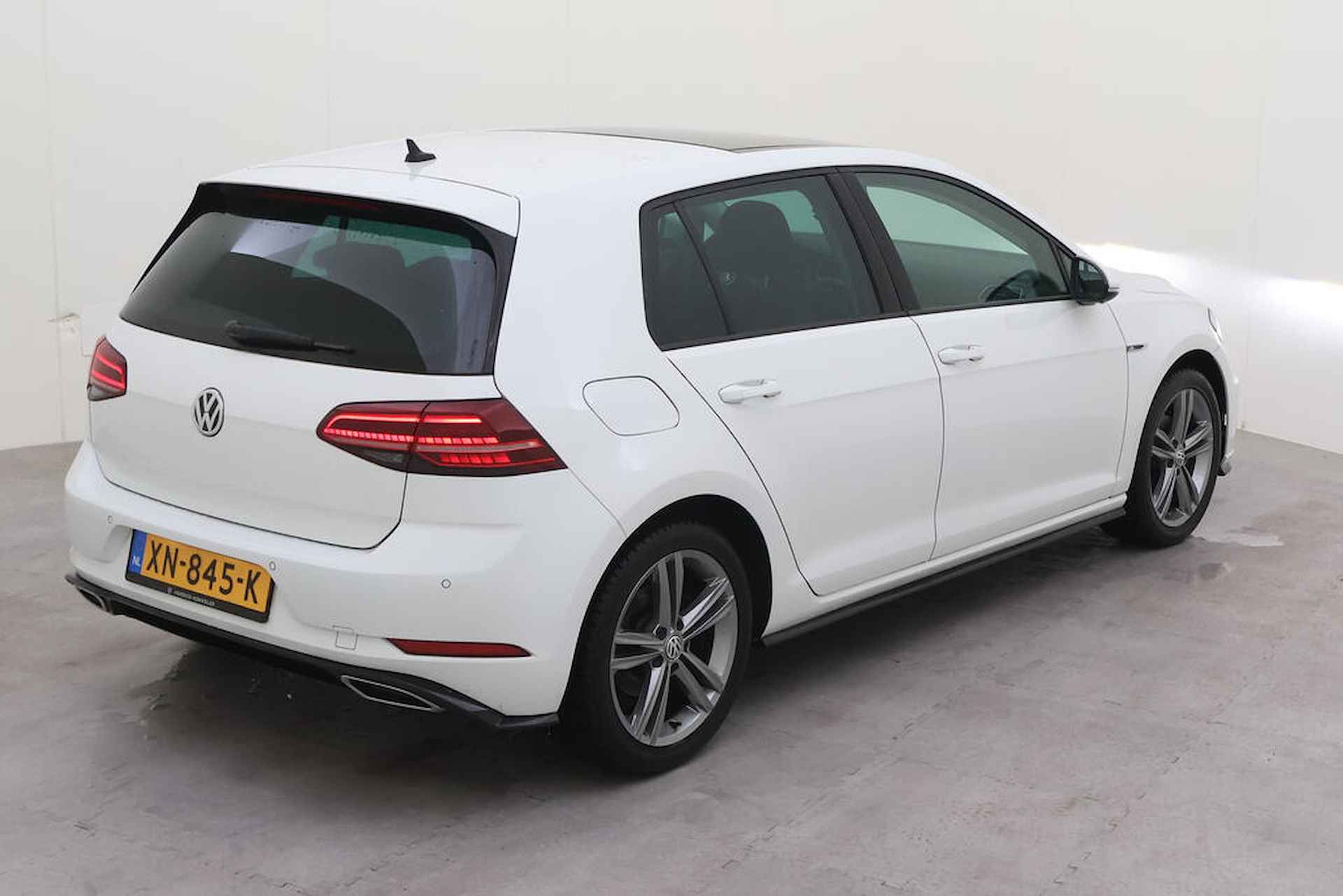 Volkswagen Golf 1.0 TSI Comfortline Business / Pano / Digitaal dashboard / Navigatie / R-line exterieur / Parkeersensoren ** - 8/12