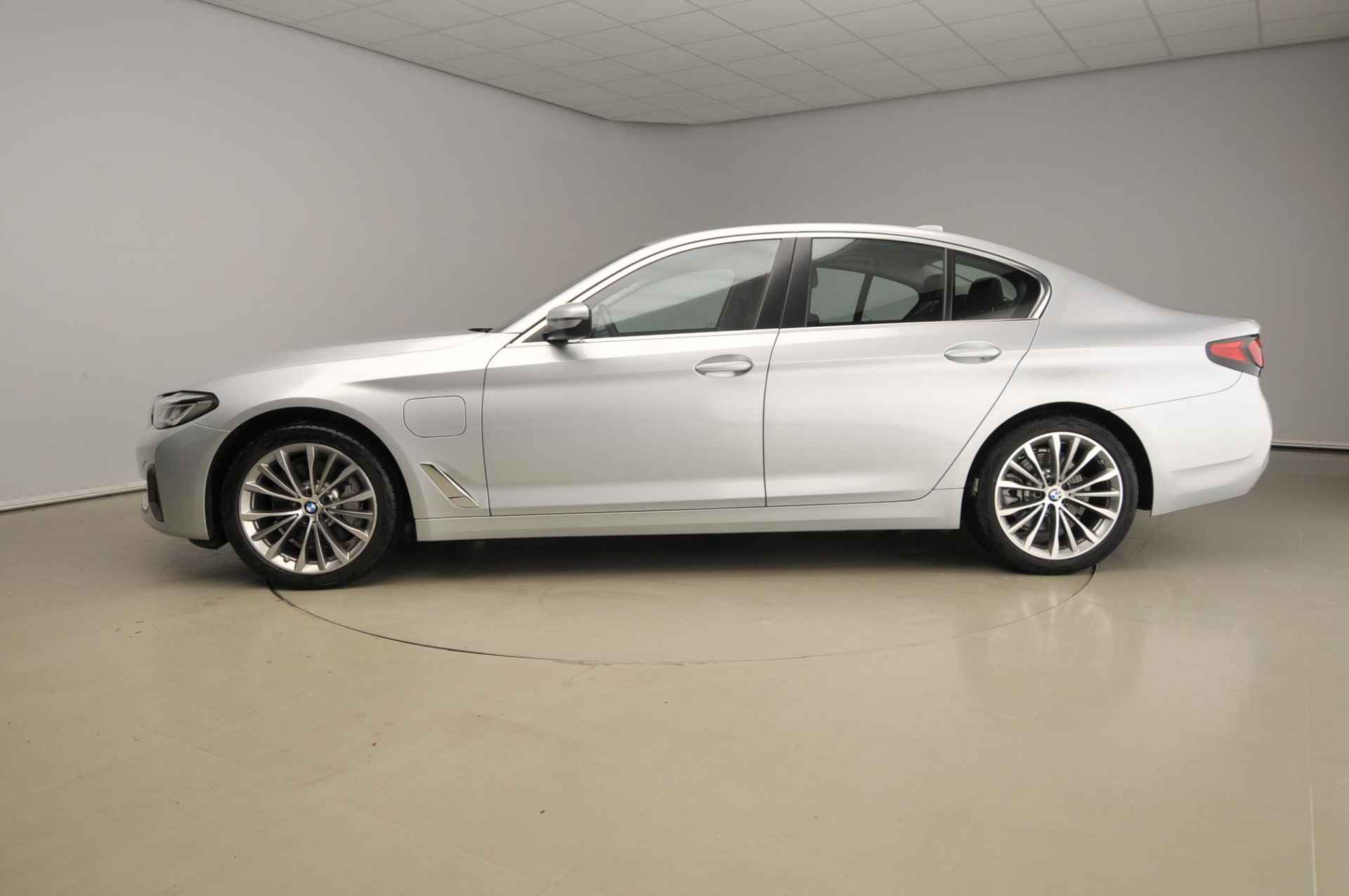 BMW 5 Serie Sedan 530e | LCI model!! | LED | Leder | Navigatie | Comfortzetels | Stoelverwarming |  Chrome line | DAB | Alu 19 inch - 3/39