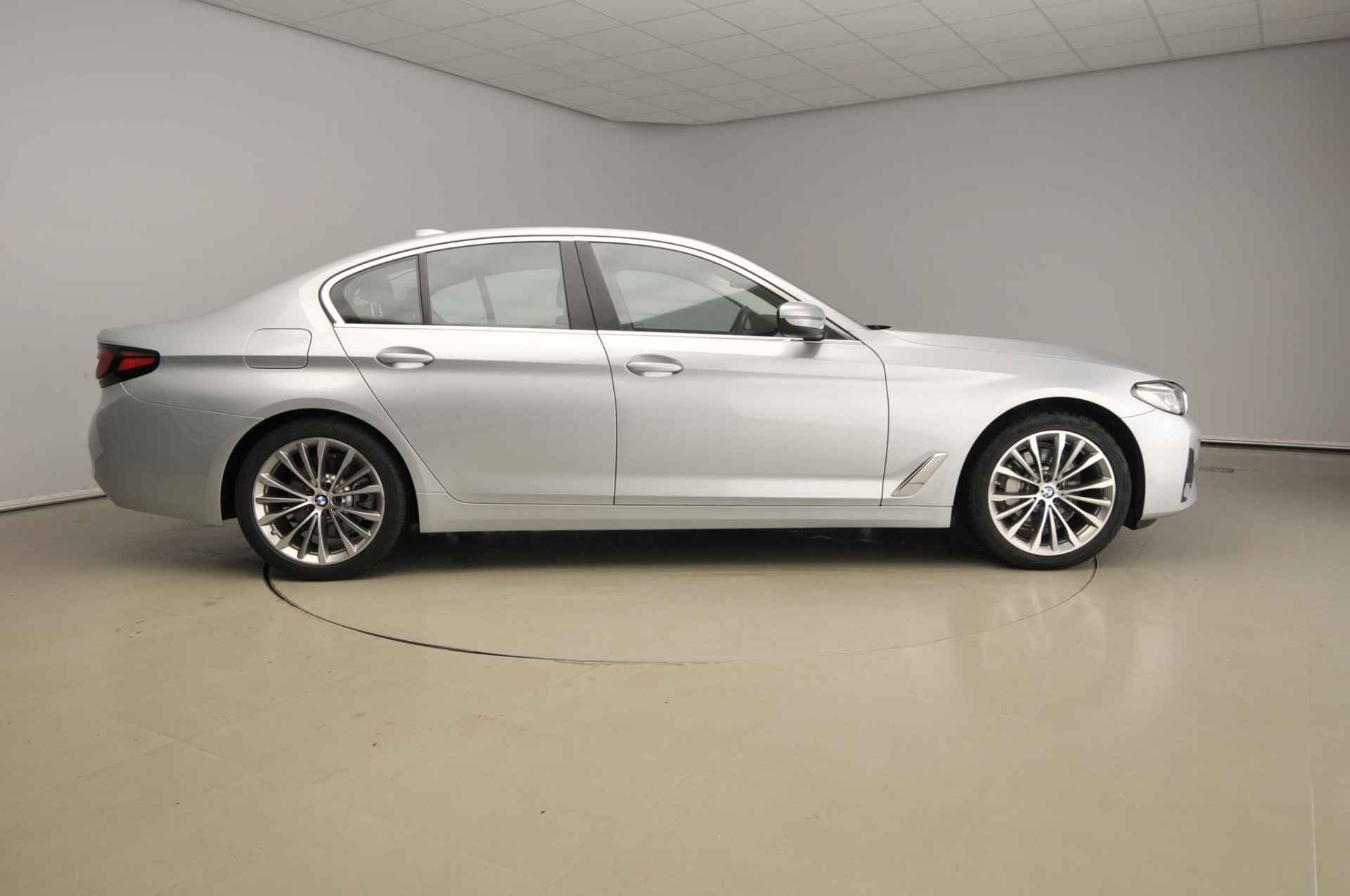 BMW 5 Serie Sedan 530e | LCI model!! | LED | Leder | Navigatie | Comfortzetels | Stoelverwarming |  Chrome line | DAB | Alu 19 inch - 5/39