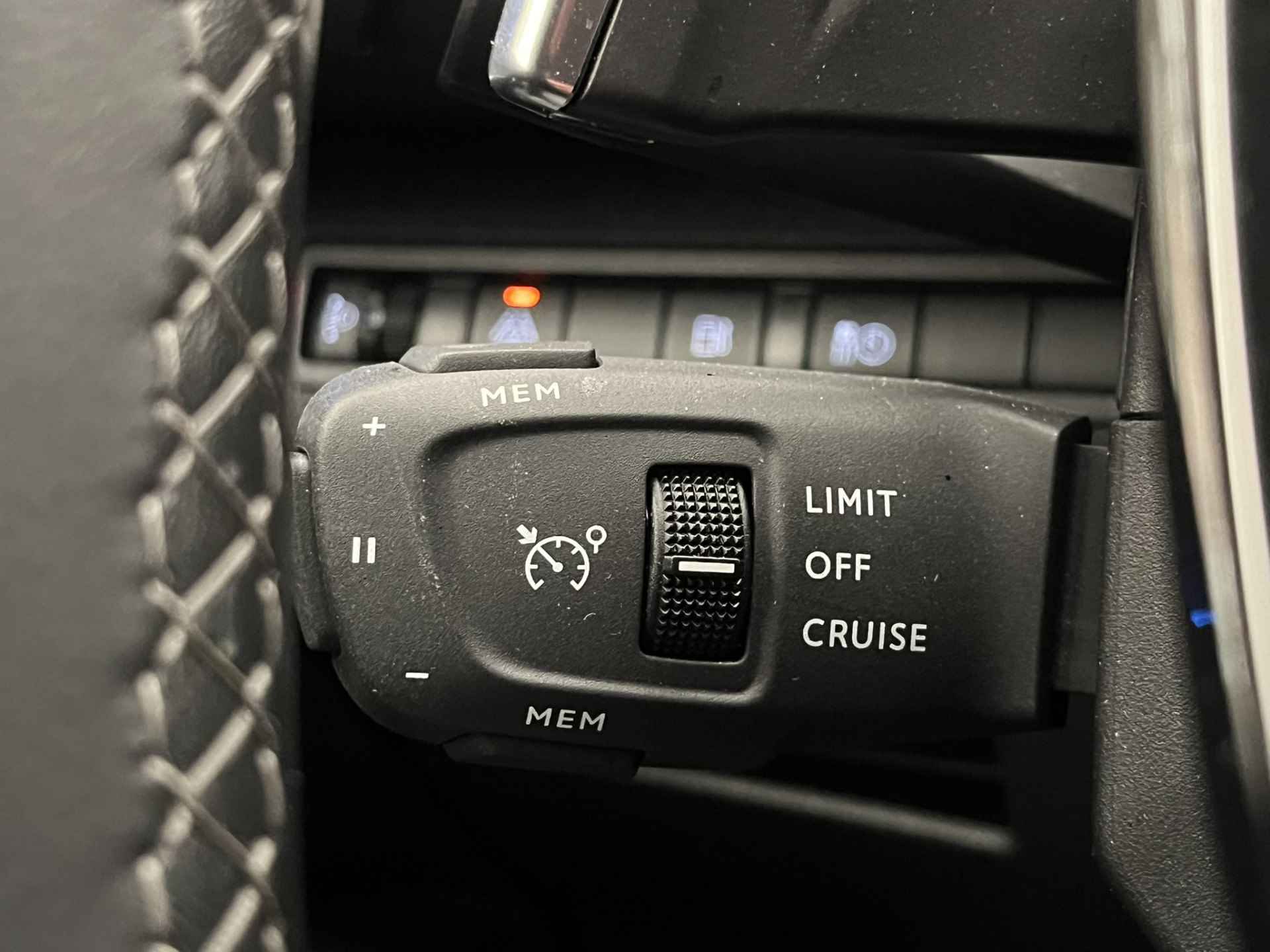 Peugeot 3008 Allure Pack Business HYbrid 225PK | Camera | Navigatie | Stoelverwarming | Elek. Achterklep | Parkeersensoren | Apple/Android Carplay | Chroom | 17" Lichtmetaal | Getint Glas | LED | Cruise | Clima - 12/49