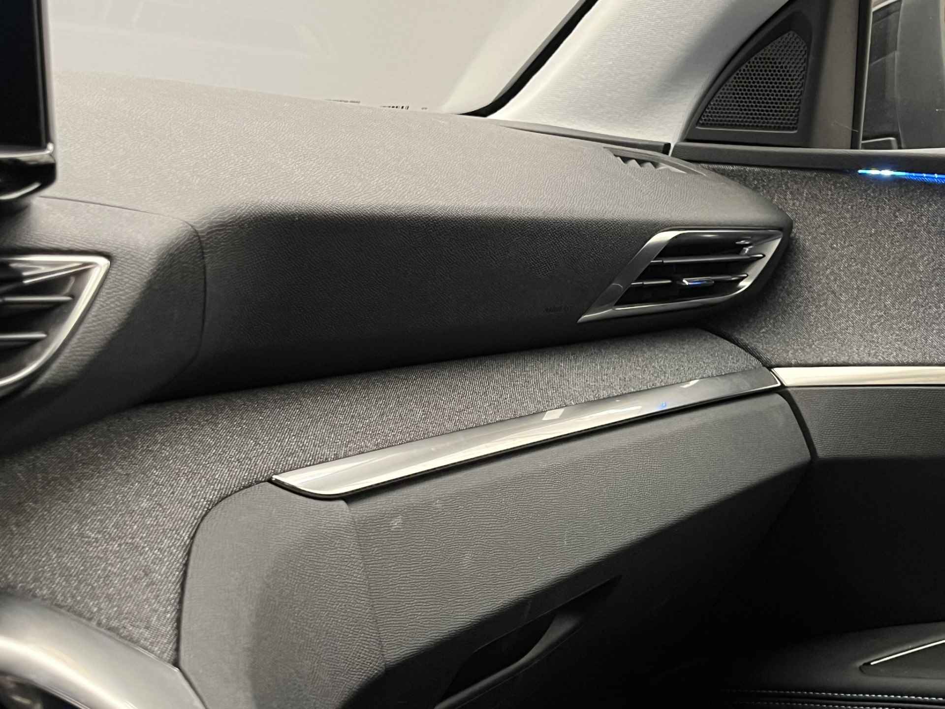 Peugeot 3008 Allure Pack Business HYbrid 225PK | Camera | Navigatie | Stoelverwarming | Elek. Achterklep | Parkeersensoren | Apple/Android Carplay | Chroom | 17" Lichtmetaal | Getint Glas | LED | Cruise | Clima - 38/49