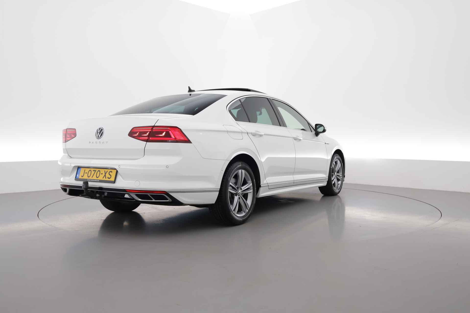 Volkswagen Passat 1.5 TSI R-Line DSG | Pano | Camera | Navi | Travel Assist | Trekhaak - 2/34