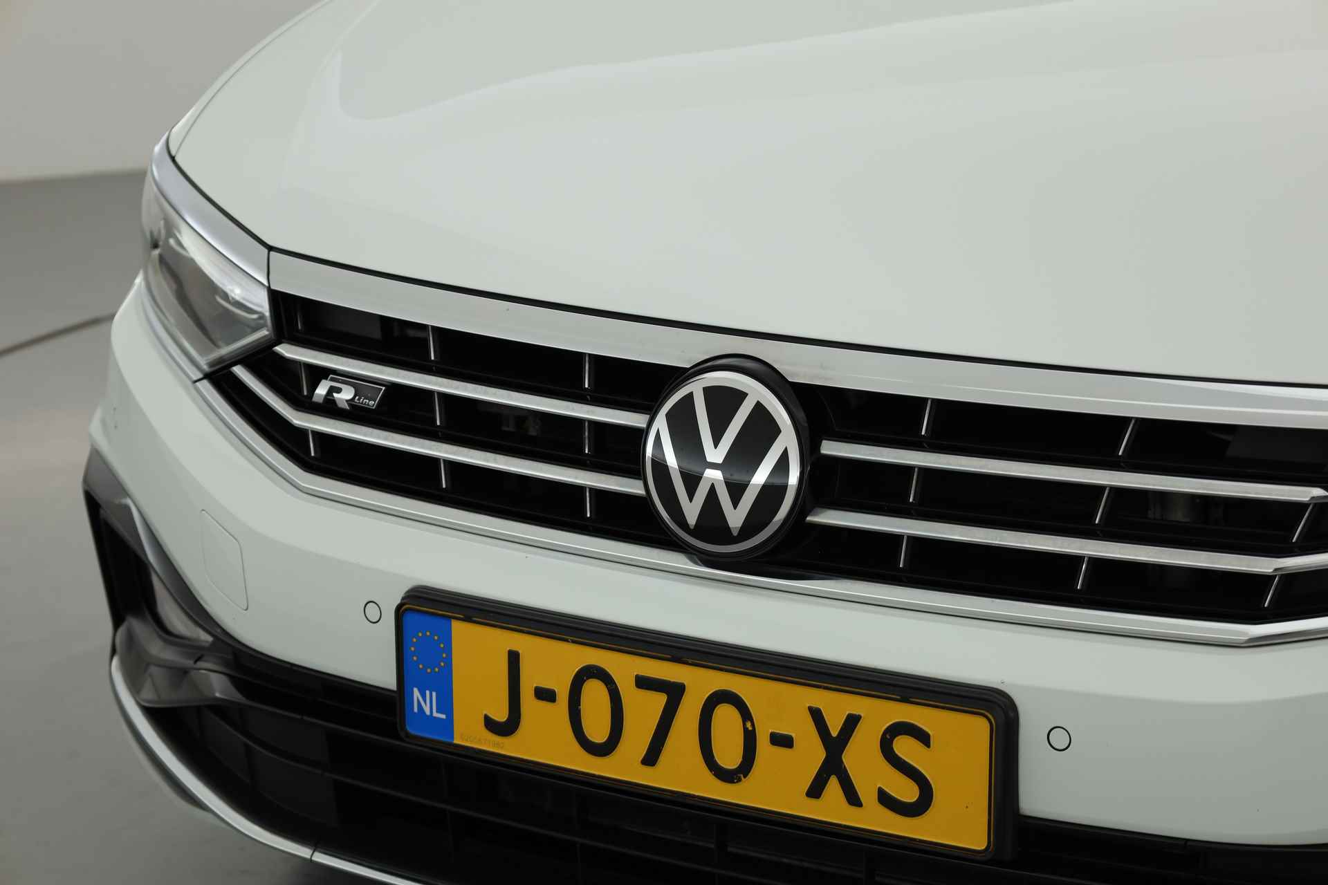 Volkswagen Passat 1.5 TSI R-Line DSG | Pano | Camera | Navi | Travel Assist | Trekhaak - 25/34