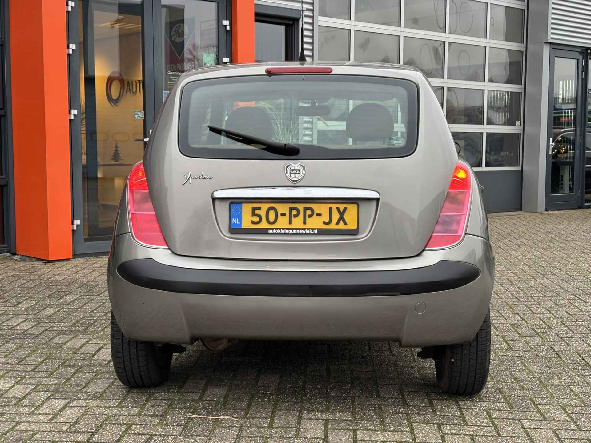 Lancia Ypsilon 1.2 Argento / NL Auto / Goed Onderhouden / Met Nieuwe APK / - 24/24