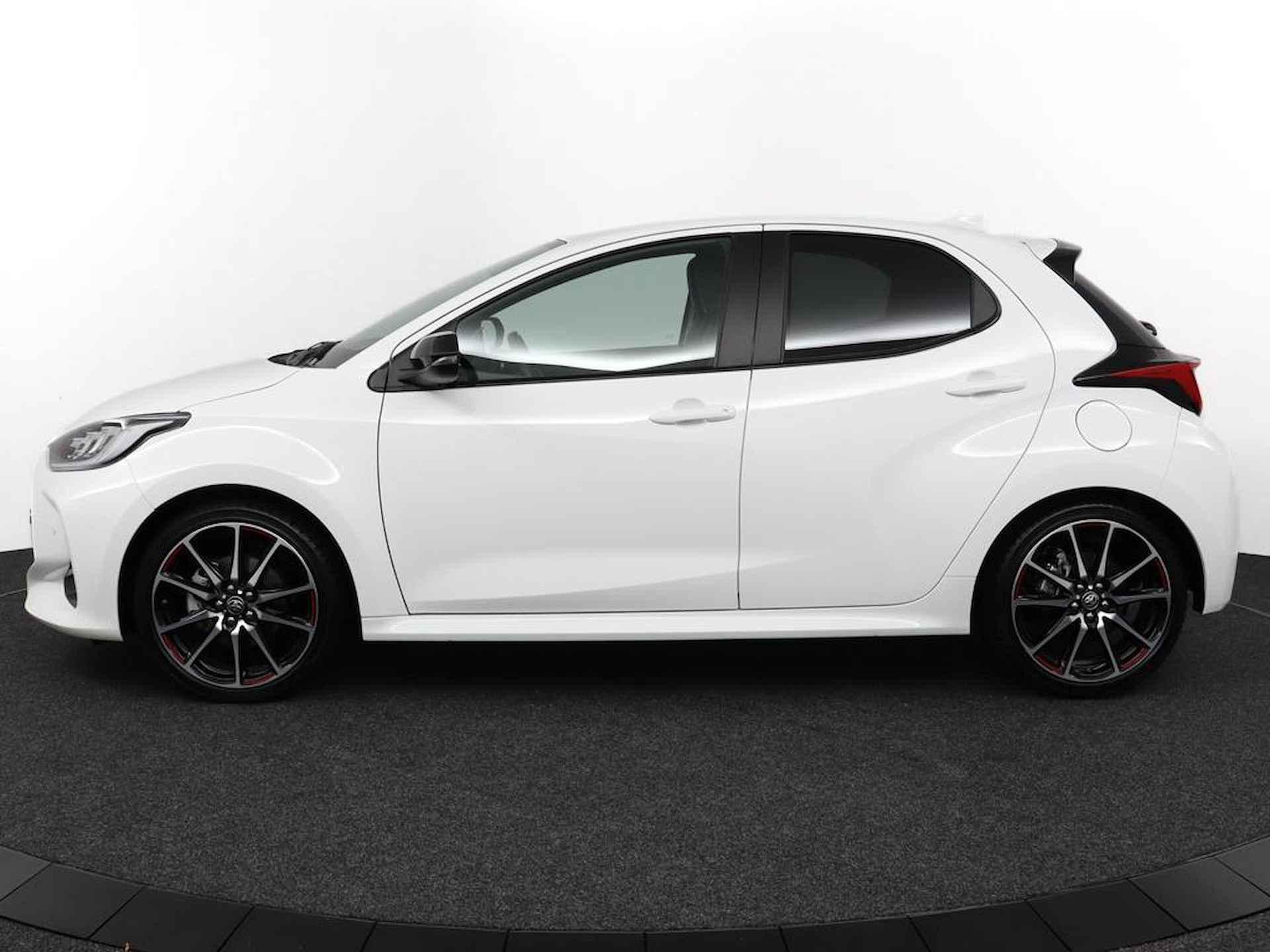 Toyota Yaris 1.5 Hybrid GR Sport | Apple Carplay/Android Auto | Parkeersensoren | Stoelverwarming | kunstlederen/alcantara bekleding | - 3/48