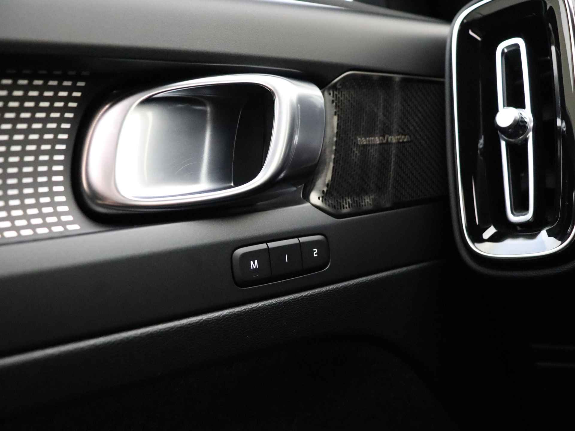 Volvo XC40 Recharge 231pk Pro / 360 camera / Panoramadak / BLIS / Elektr. Stoelen / Nubuck / Stoel + Stuurw. Verwarming / H&K Audio / 20'' / - 27/40