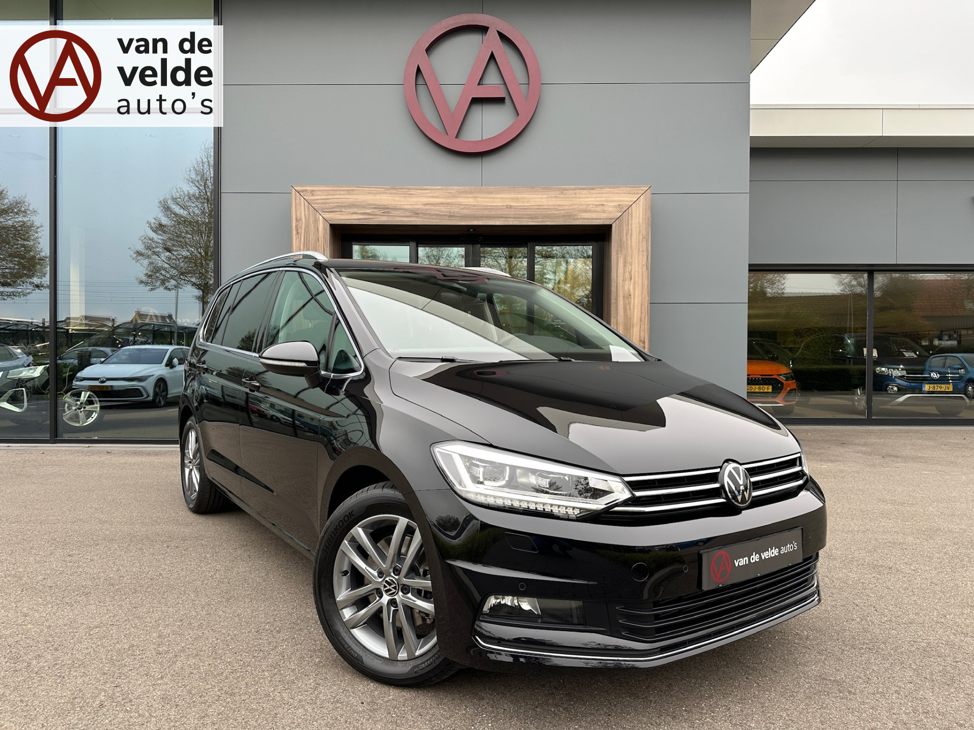 Volkswagen Touran 1.5 TSI 150pk DSG Highline 7-persoons | Led | Dode hoek | Navi | Elek. Achterklep | Keyless | Rijklaar incl. garantie