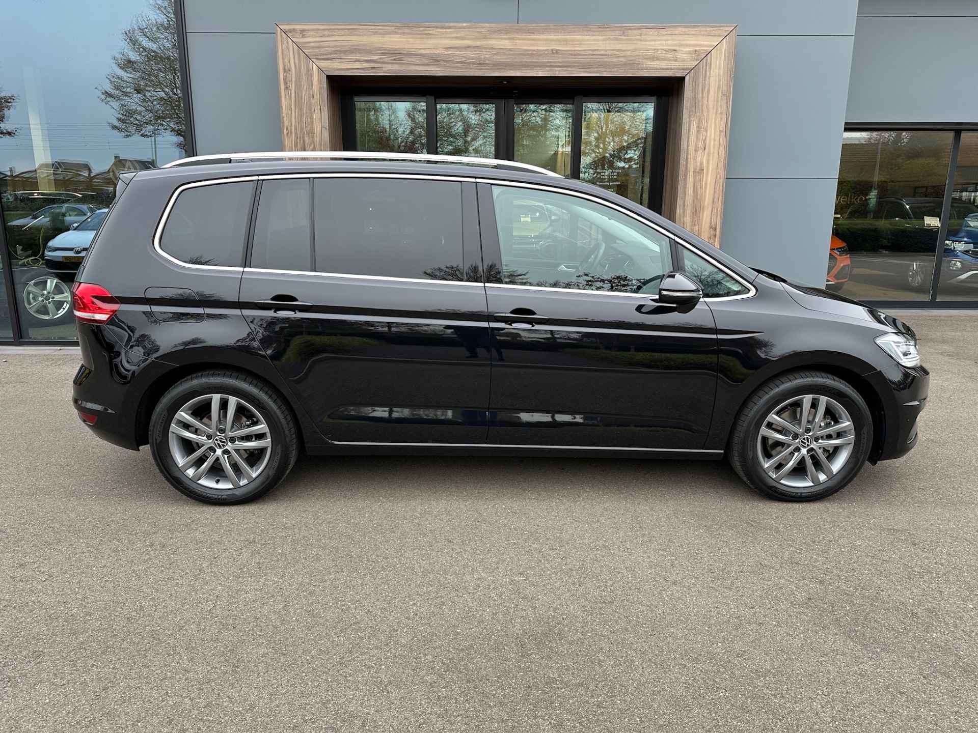 Volkswagen Touran 1.5 TSI 150pk DSG Highline 7-persoons | Led | Dode hoek | Navi | Elek. Achterklep | Keyless | Rijklaar incl. garantie - 2/34