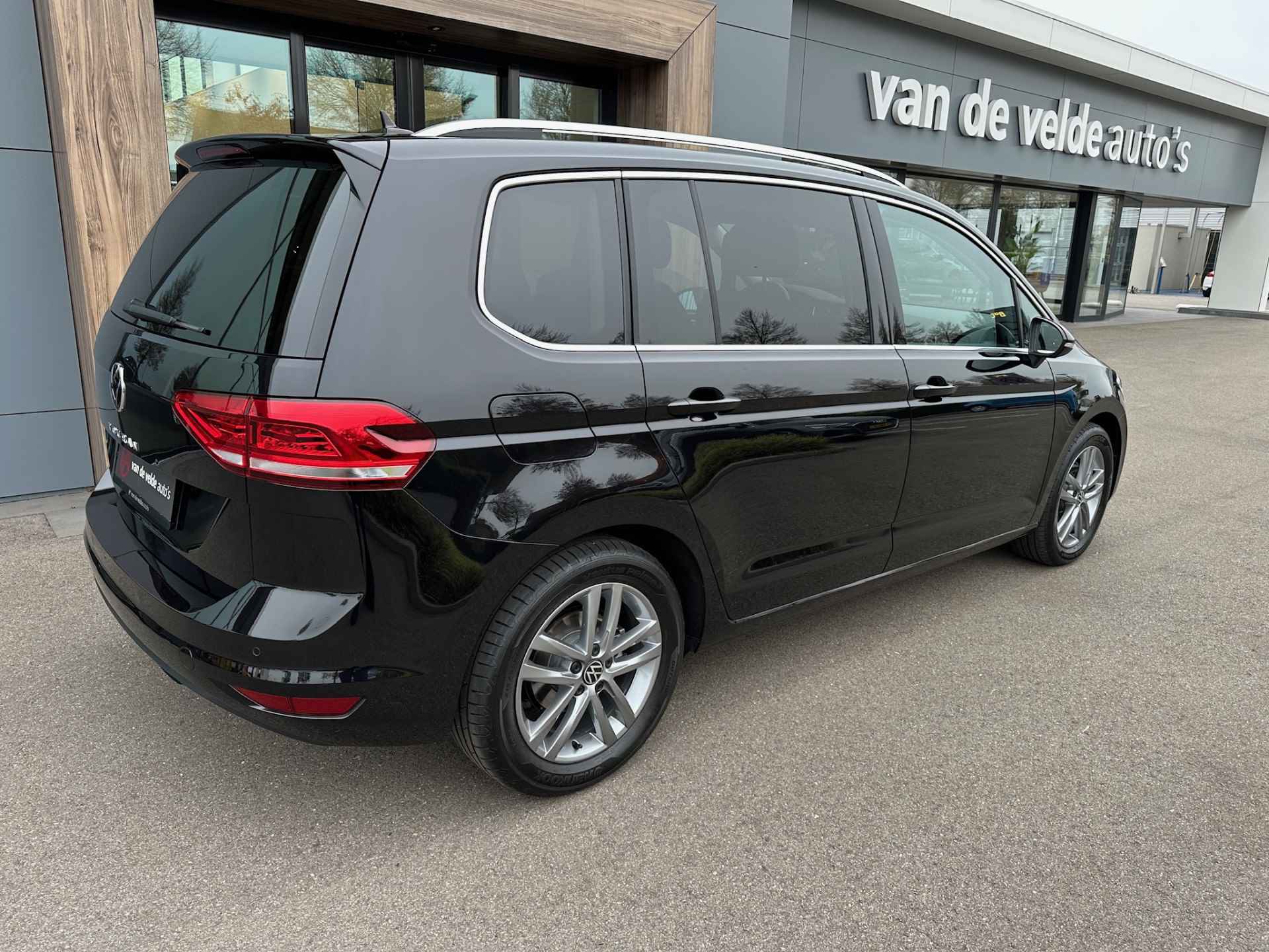 Volkswagen Touran 1.5 TSI 150pk DSG Highline 7-persoons | Led | Dode hoek | Navi | Elek. Achterklep | Keyless | Rijklaar incl. garantie - 3/34