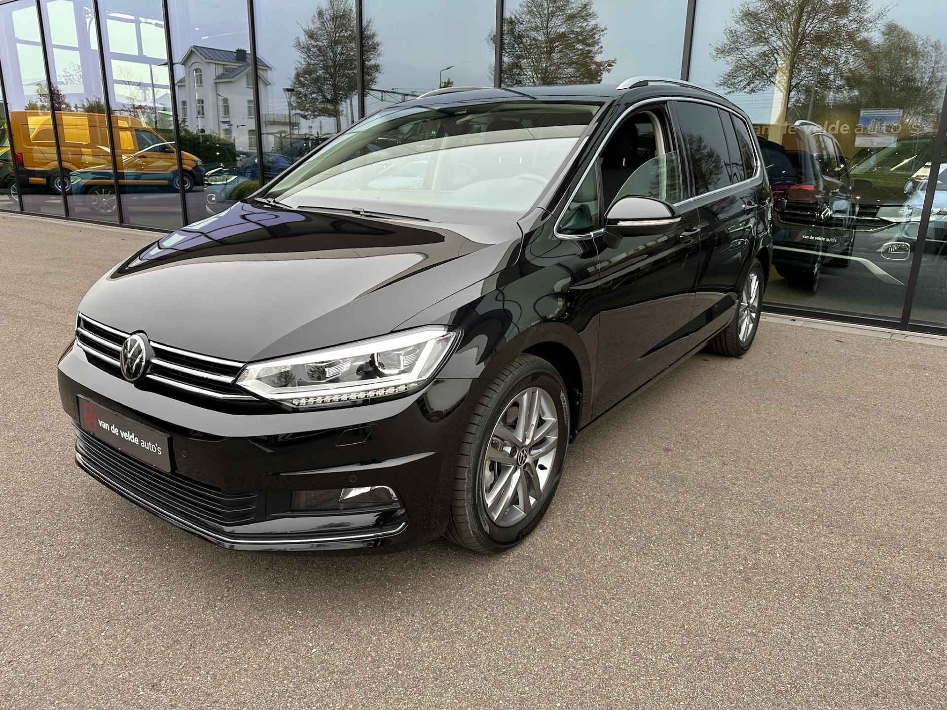 Volkswagen Touran 1.5 TSI 150pk DSG Highline 7-persoons | Led | Dode hoek | Navi | Elek. Achterklep | Keyless | Rijklaar incl. garantie - 31/34