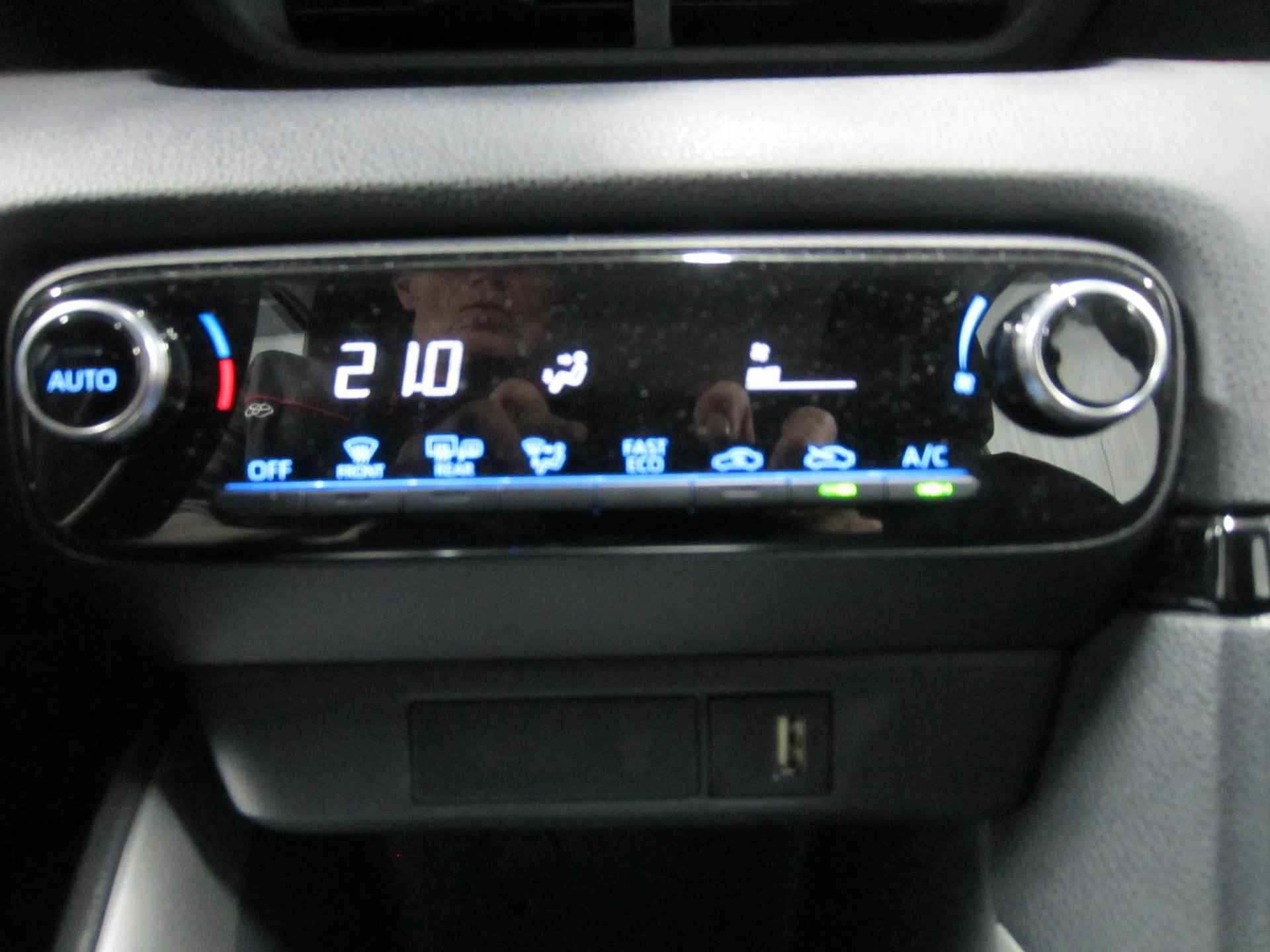 Toyota Yaris 1.5 Hybrid Active Navi Camera Cruise Control - 10/26