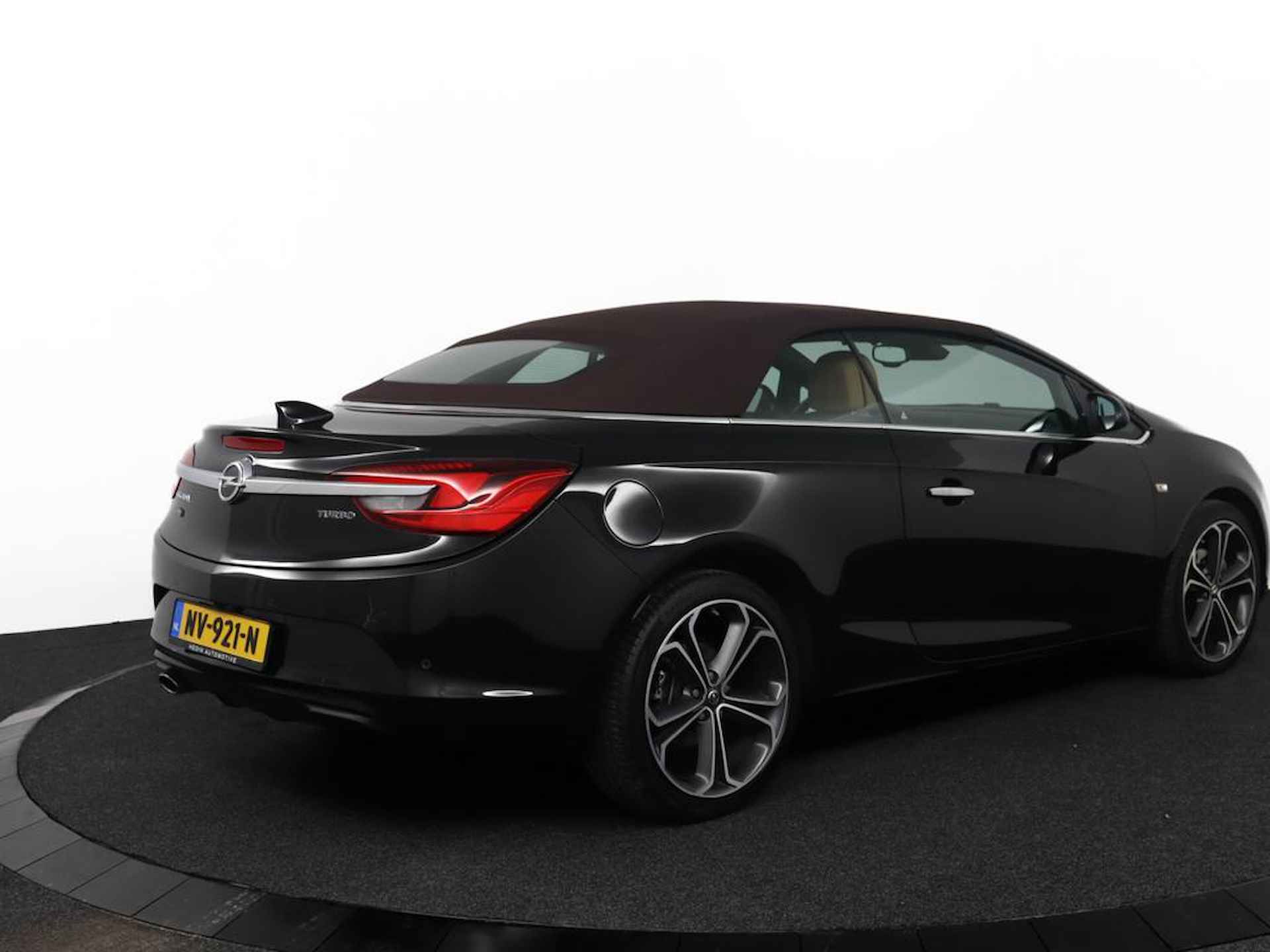 Opel Cascada 1.6 Turbo Innovation Lederen Interieur | Airconditioning (ECC) | Cruise controle | Elec. bed. kap | Alarm | stoel en stuur verwarming | Navigatie | PDC voor+achter  | 20 inch velgen. - 2/45